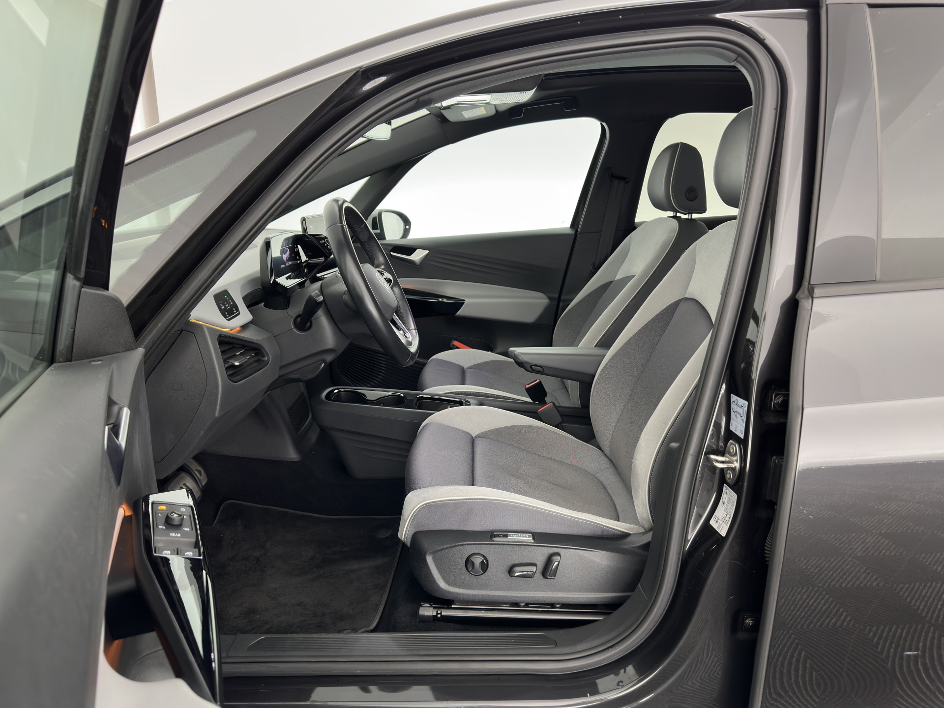 Volkswagen ID.3 First Max 58 kWh [ 3-Fase ] {SOH-90%} (INCL-BTW) *PANO | HEAD-UP | ADAPTIVE-CRUISE | FULL-LED | BLIND-SPOT | CAMERA | KEYLESS | MICROFIBRE | AMBIENT-LIGHT | NAVI-FULLMAP | DAB+ | ECC | HEATED-SPORTSEATS | DIGI-COCKPIT | 20"ALU*