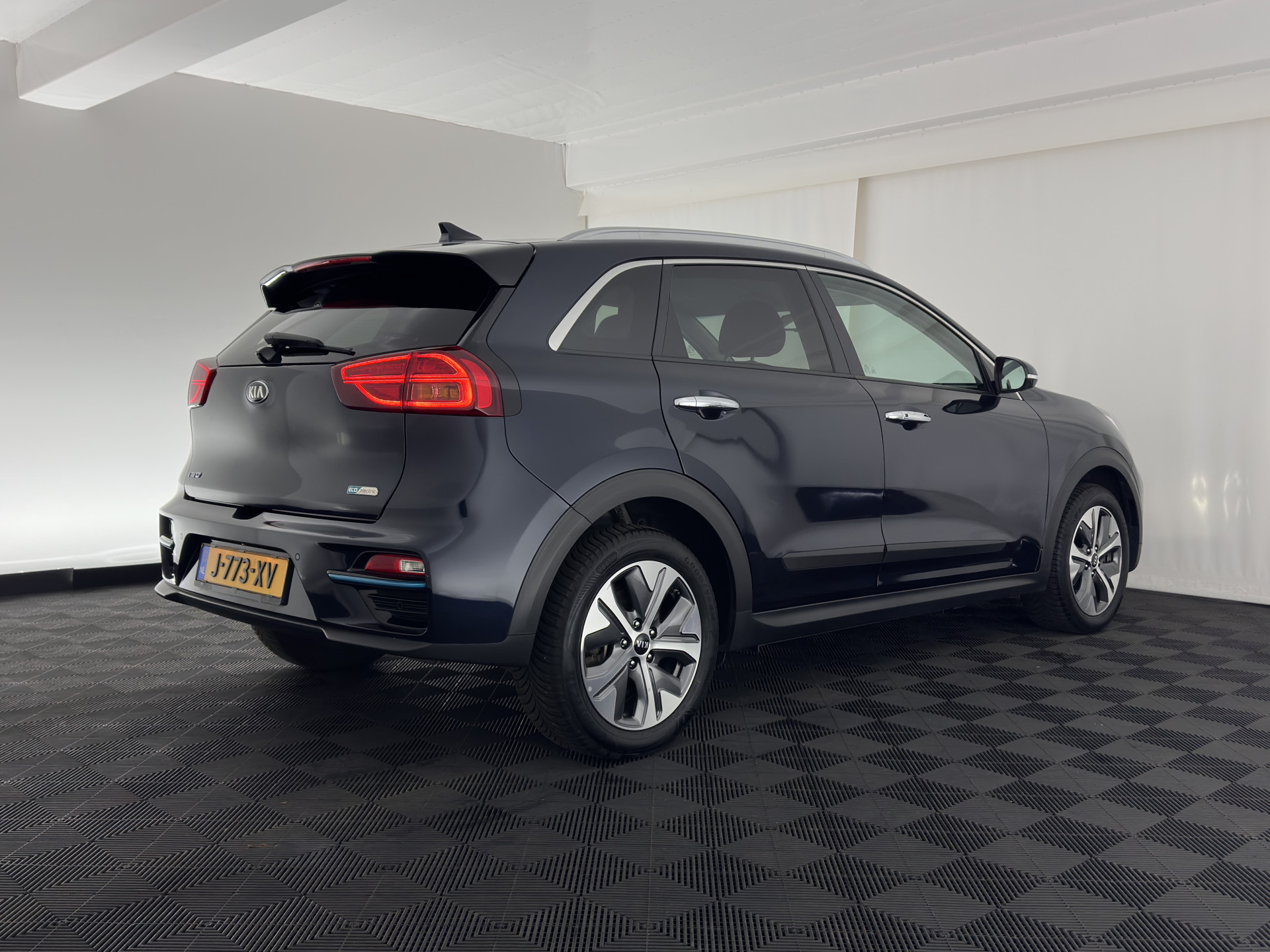 Kia e-Niro ExecutiveLine 64 kWh [ 3-Fase ] {SOH-100%} (INCL-BTW)  Aut.*HEATPUMP | LEATHER | FULL-LED | NAVI-FULLMAP | ADAPTIVE-CRUISE | CAMERA | MEMORY-PACK | LANE-ASSIST | KEYLESS | DIGI-COCKPIT | PRIVACY-GLASS | 17"ALU*