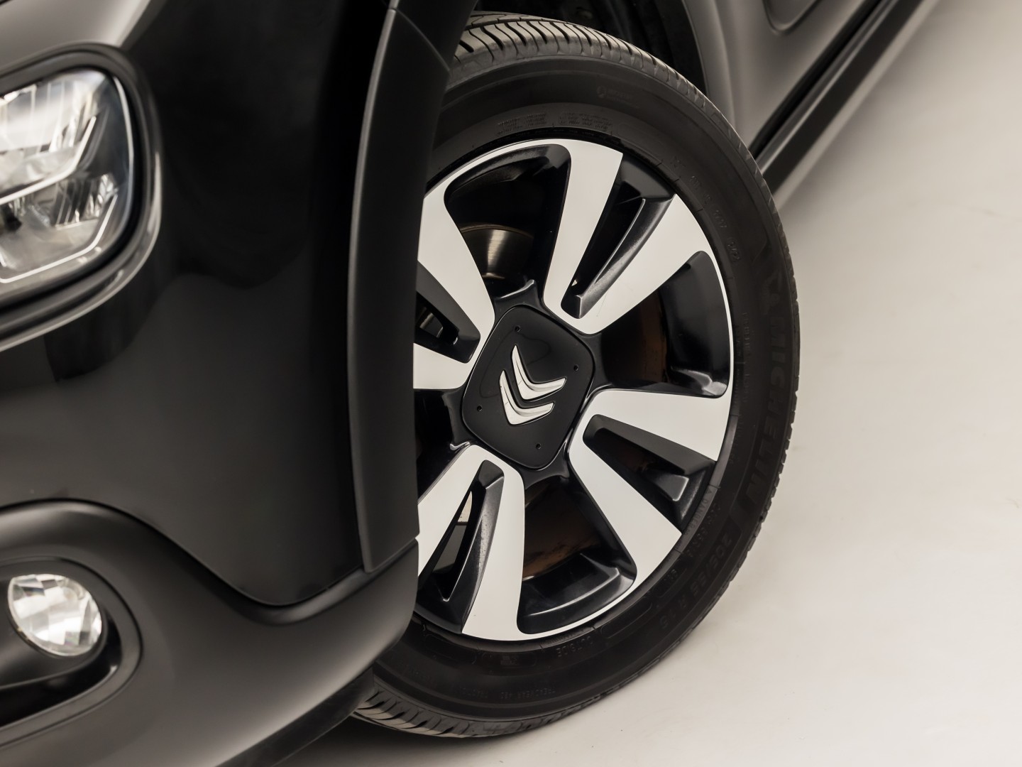 Citroën C3 1.2 PureTech Shine Sport Automaat (APPLE CARPLAY, GROOT NAVI, CAMERA, LEDER, STOELVERWARMING, SPORTSTOELEN, GETINT GLAS, CRUISE, NIEUWSTAAT)