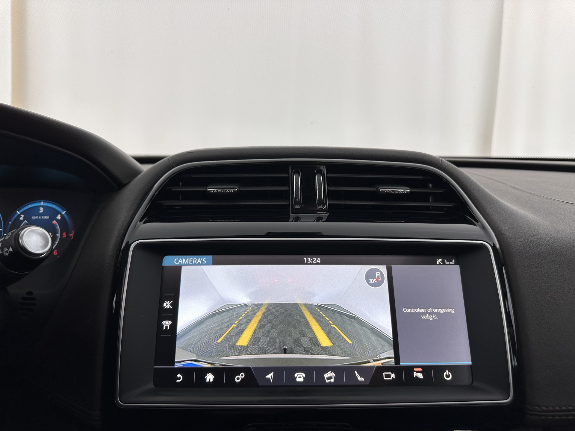 Jaguar F-PACE 3.0d First Edition AWD (INCL-BTW) Aut. *PANO | LEATHER | XENON | MEMORY-PACK | DIGI-COCKPIT | MERIDIAN-SOUND | NAVI-FULLMAP | CAMERA | HEATED-COMFORTSEATS | AMBIENTLIGHT | SHIFTPADDLES | ECC | PDC | CRUISE | TOWBAR