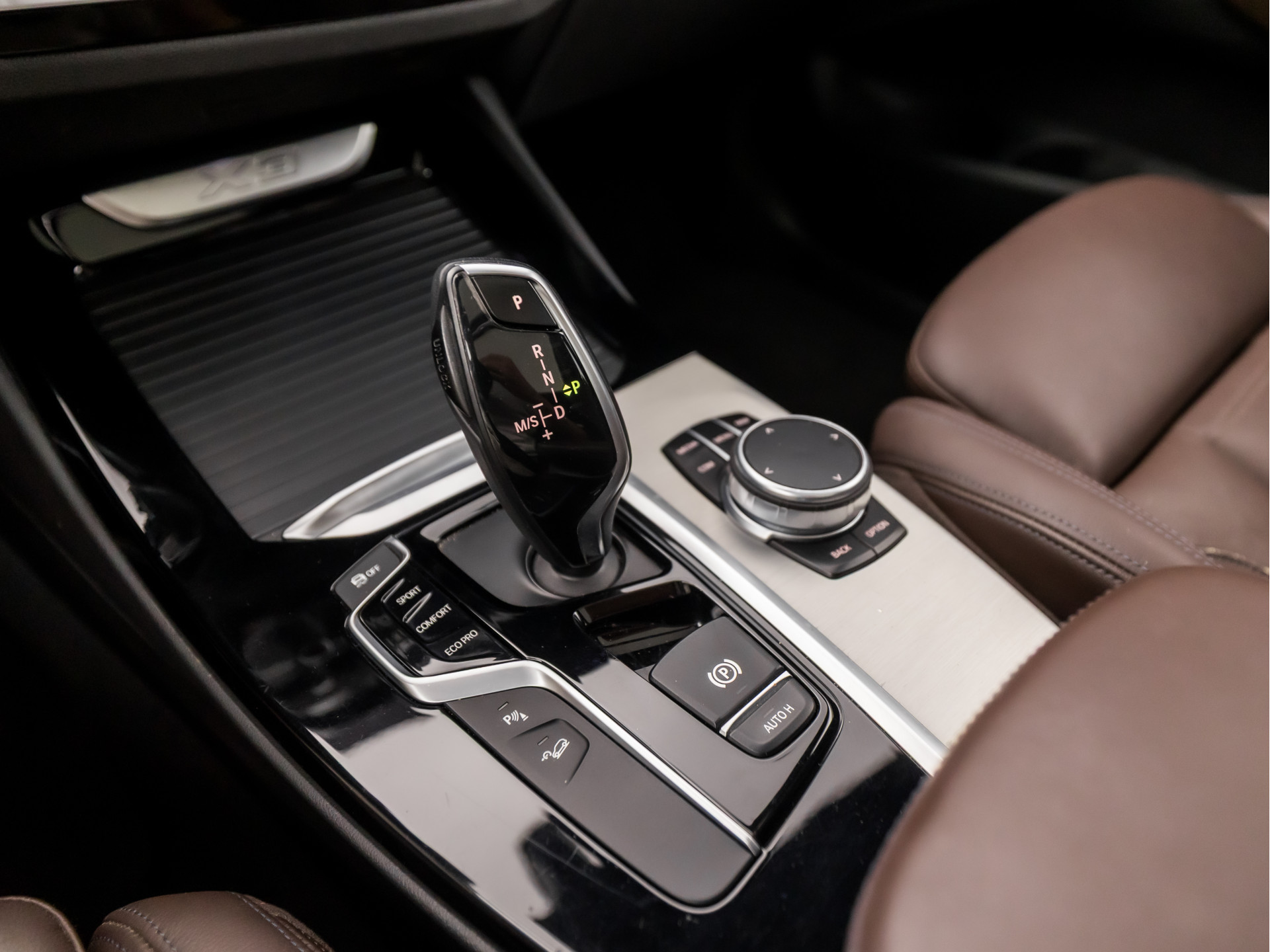 BMW X3 xDrive20i M Sport High Executive (PANORAMADAK, M PAKKET, GROOT NAVI, BRUIN LEDER, STOELVERWARMING, SPORTSTOELEN, CAMERA, ELEK ACHTERKLEP, SFEERVERLICHTING, NIEUWSTAAT)