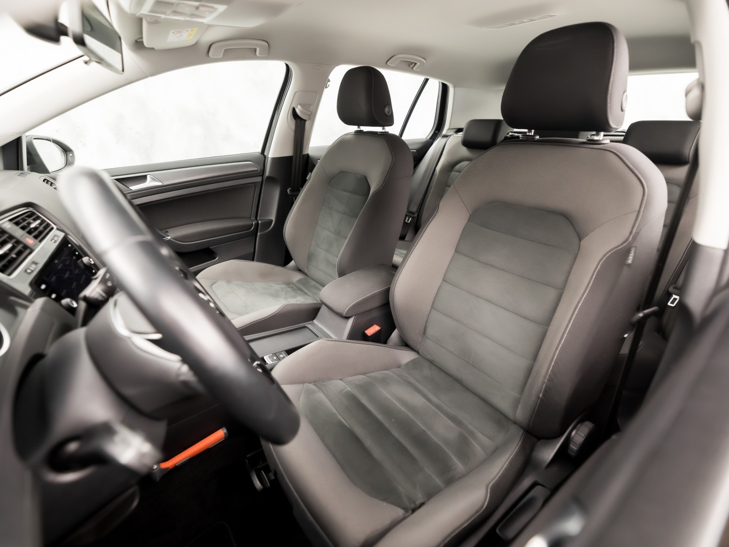 Volkswagen Golf 1.0 TSI Sportline (APPLE CARPLAY, GROOT NAVI, ALCANTARA, DYNAMISCHE KNIPPERLICHTEN, SPORTSTOELEN, STOELVERWARMING, ADAPTIVE CRUISE, PARKEERSENSOREN, NIEUWSTAAT)