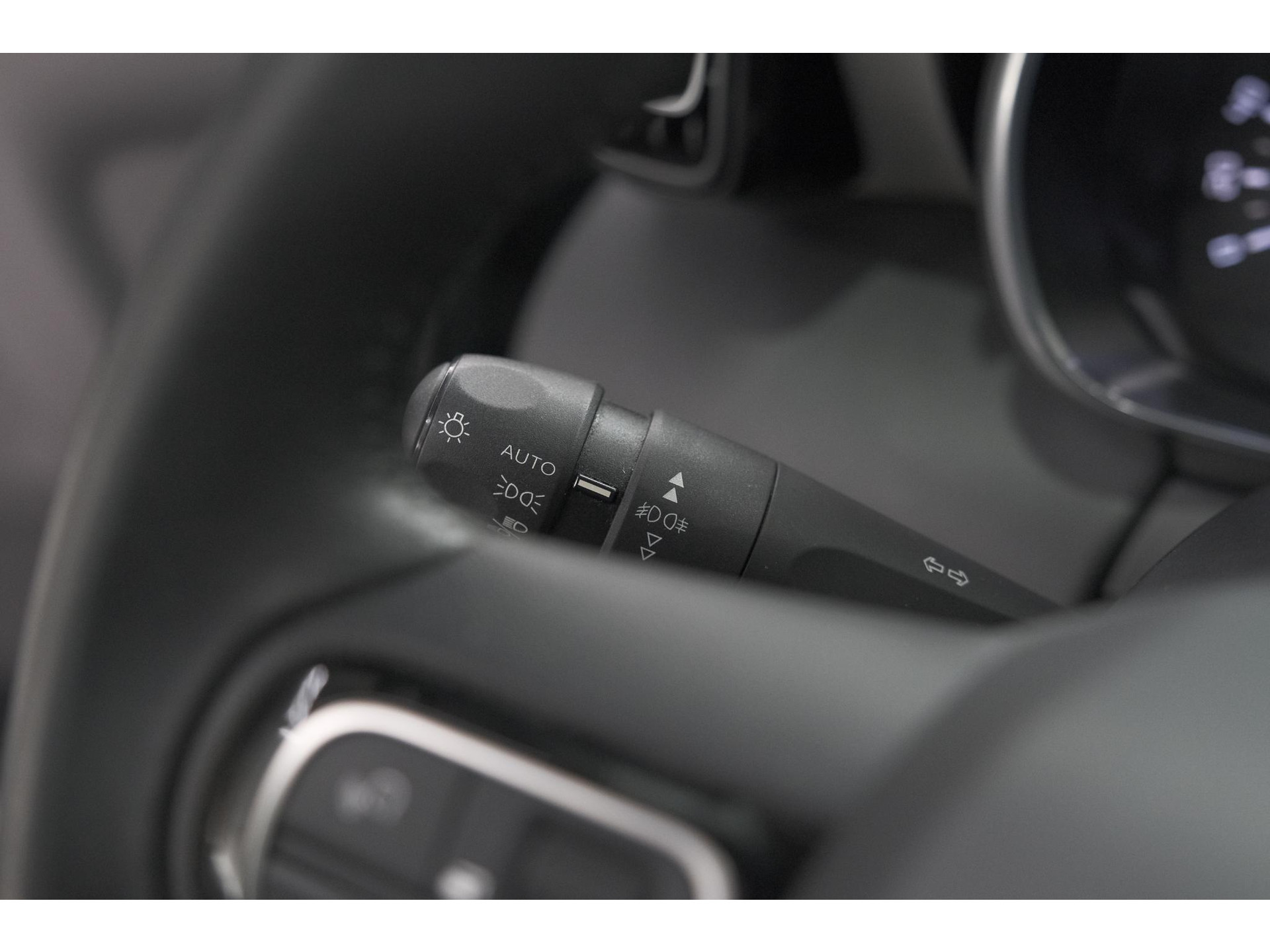 Citroen C3 Aircross PureTech 130 EAT6 Shine | Schuif-/Kanteldak | Camera | Dodehoekdetectie | Head-Up Display