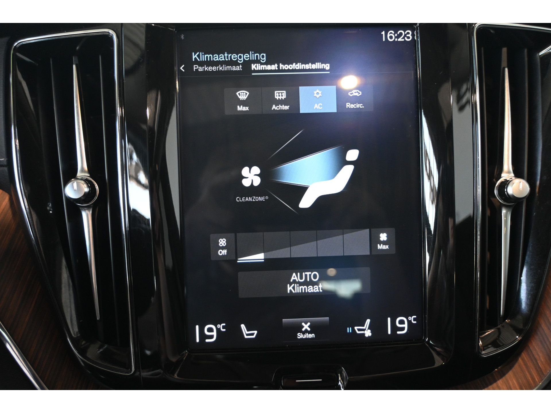 Volvo XC60 2.0 T8 Twin Engine AWD Inscription Harman/Kardon Navigatie Panoramadak Carplay Goed Onderhouden! Inruil Mogelijk!