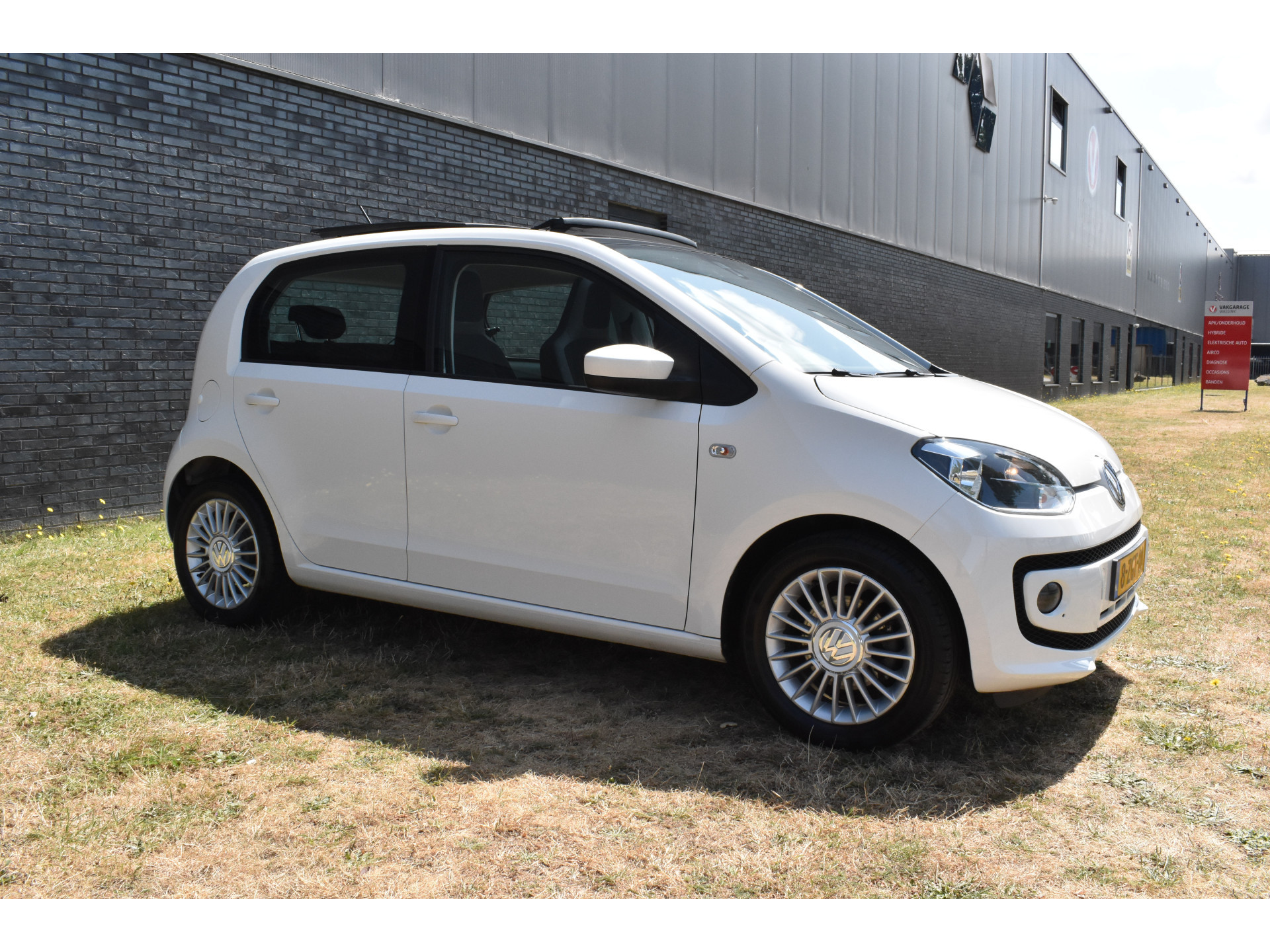 Volkswagen Up! 1.0 high up! BlueMotion Panodak Navigatie Pdc Lage km-stand
