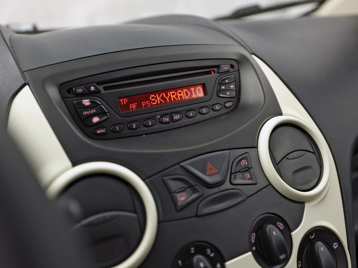 Ford Ka 1.2 Cool & Sound (AIRCO, ELEK RAMEN, SPORTSTOELEN, NIEUWE APK, NIEUWSTAAT)