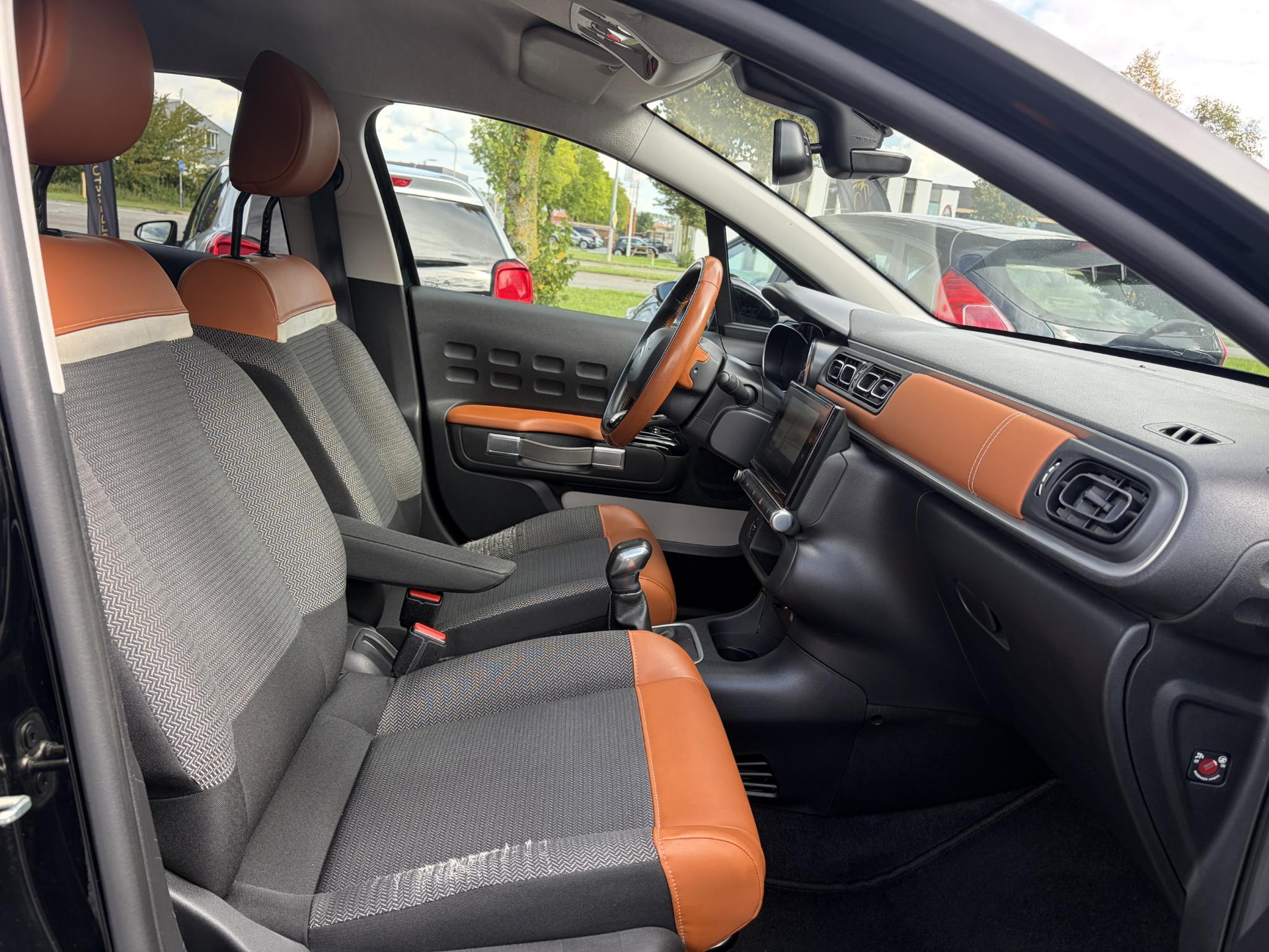 Citroen C3 1.2 PureTech Shine ✓Dealer Onderhouden✓2e Eigenaar✓Carplay✓Camera✓Navi✓Clima✓Cruise✓Pdc V+A✓Keyless✓Halfleder✓Trekhaak✓Rijstrooksensor✓Dodehoeksensor✓17'' Lm velgen✓N.A.P✓Nieuwe Apk bij Aflevering