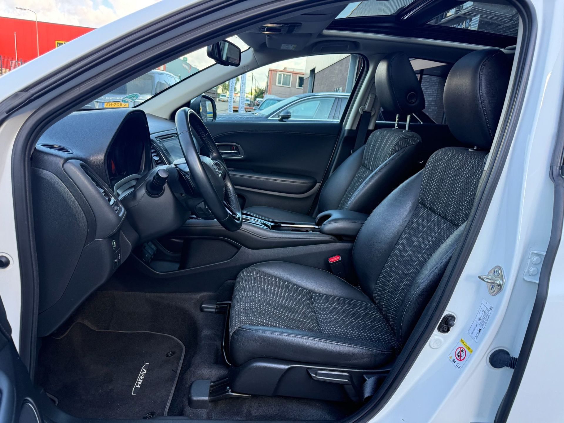 Honda HR-V 1.5 i-VTEC Executive | 1E EIGENAAR | 3/6/12MND GARANTIE | AUTOMAAT | PANO | LED | DAB | NAVI | CRUISE |