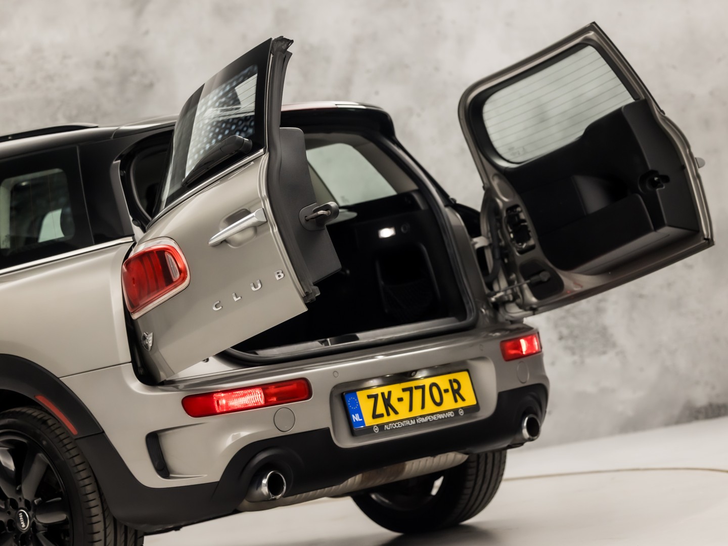 MINI Clubman 2.0 Cooper S Chilli 192Pk Automaat (PANORAMADAK, GROOT NAVI, MEMORY SEAT, LEDER, HARMAN/KARDON, CAMERA, STOELVERWARMING, LED KOPLAMPEN, NIEUWSTAAT)