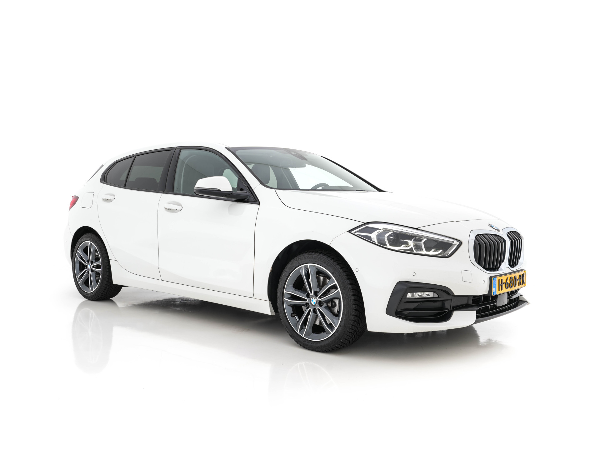 BMW 1-serie 118i High Executive Edition Sport-Line (INCL-BTW) *LEATHER | DIGI-COCKPIT | HARMAN/KARDON-AUDIO | FULL-LED | KEYLESS | NAVI-FULLMAP | DAB | CAMERA | ECC | CARPLAY | PDC | AMBIENT-LIGHT | CRUISE | SPORT-SEATS | 17"ALU*