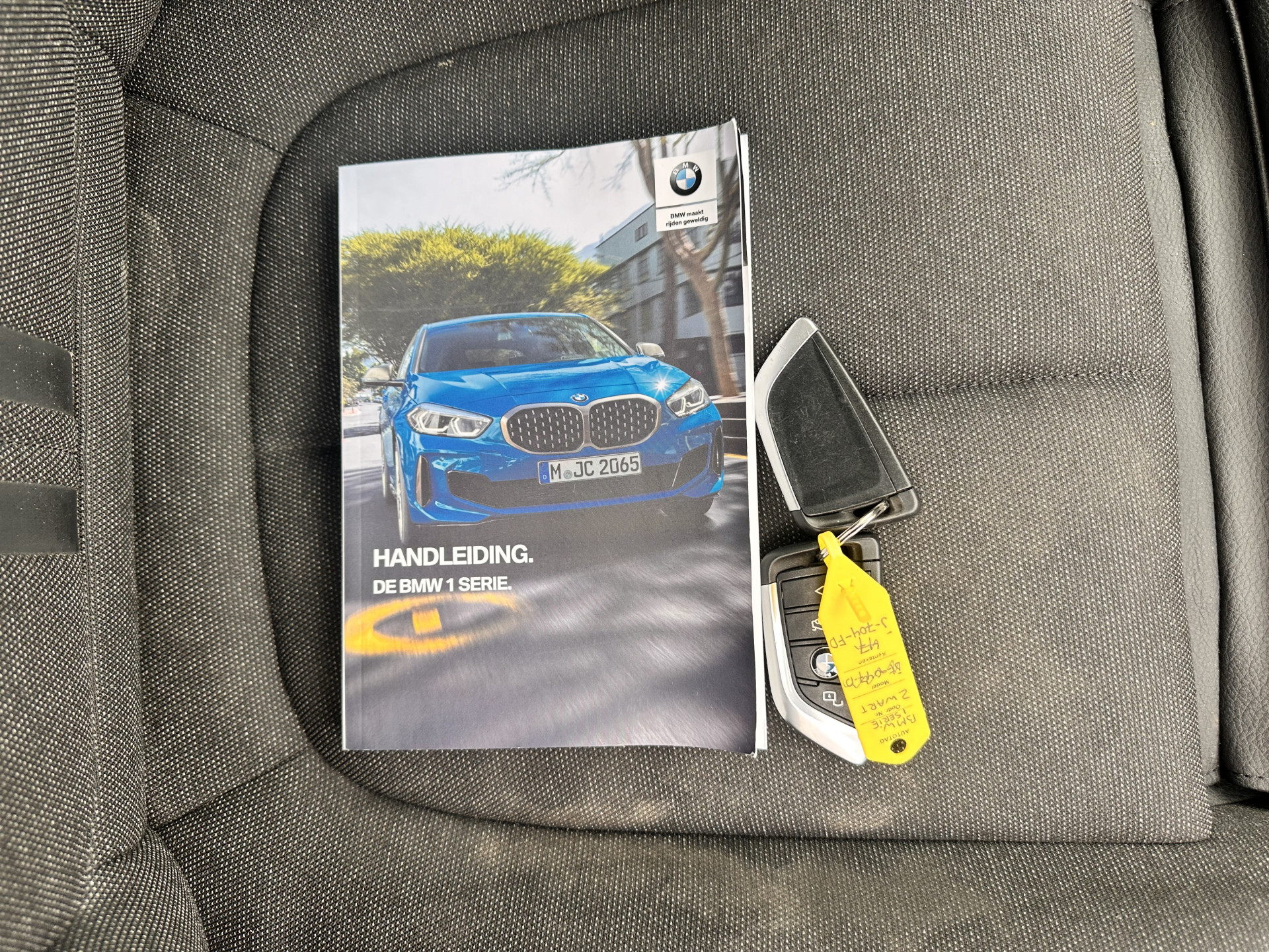 BMW 1-serie 116d Executive Edition Sport-Line (INCL-BTW) *DIGI-COCKPIT | FULL-LED | NAVI-FULLMAP | LEATHER-MICROFIBRE | AMBIENT-LIGHT | CARPLAY | CRUISE | KEYLESS | HEATED-SPORTSEATS | PRIVACY-GLASS | DAB | ECC | PDC | 17"ALU*