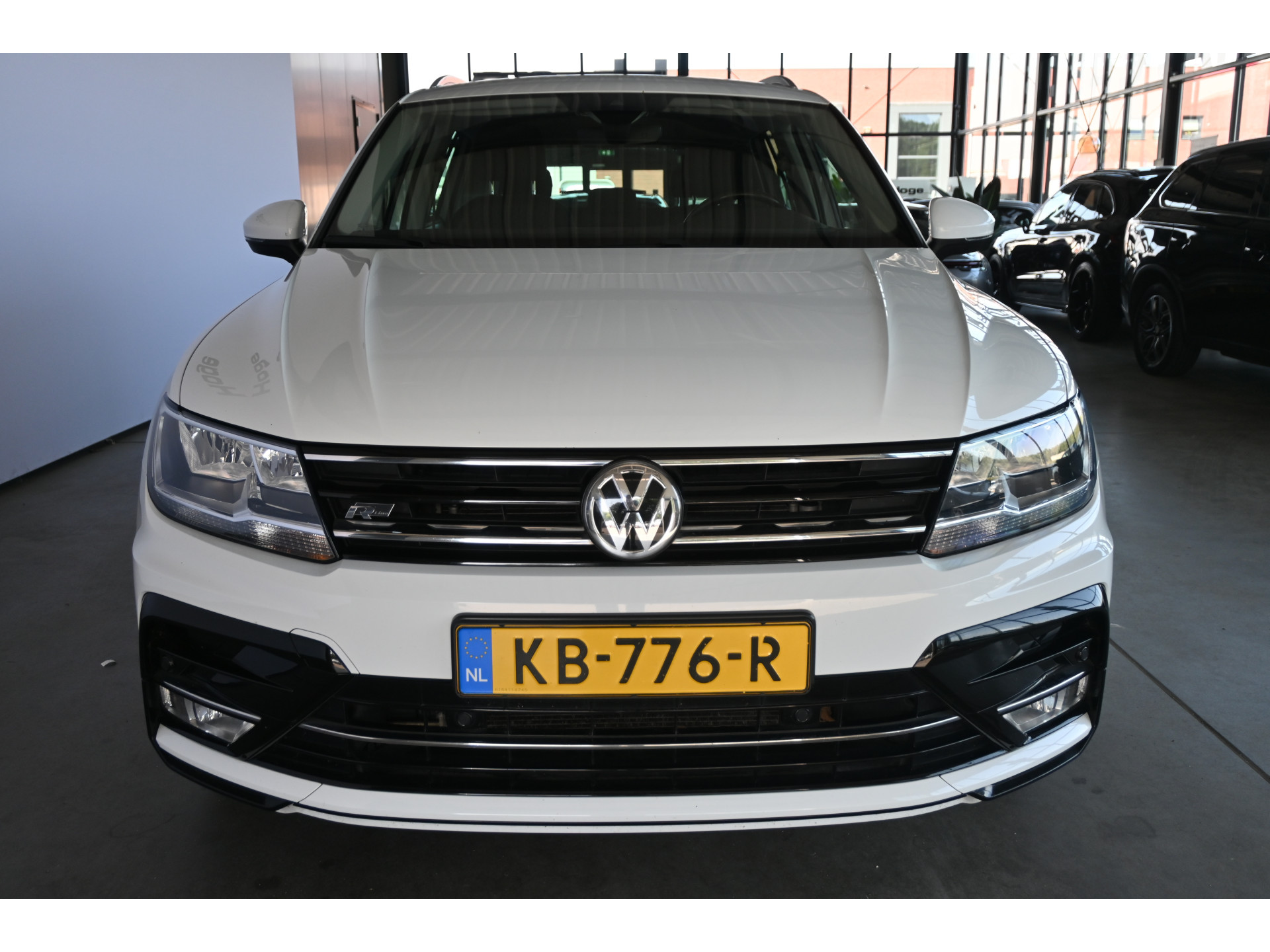 Volkswagen Tiguan 1.4 TSI Highline R-Line Clima Navigatie Carplay 1e Eigenaar Trekhaak Rijklaarprijs! Inruil Mogelijk!