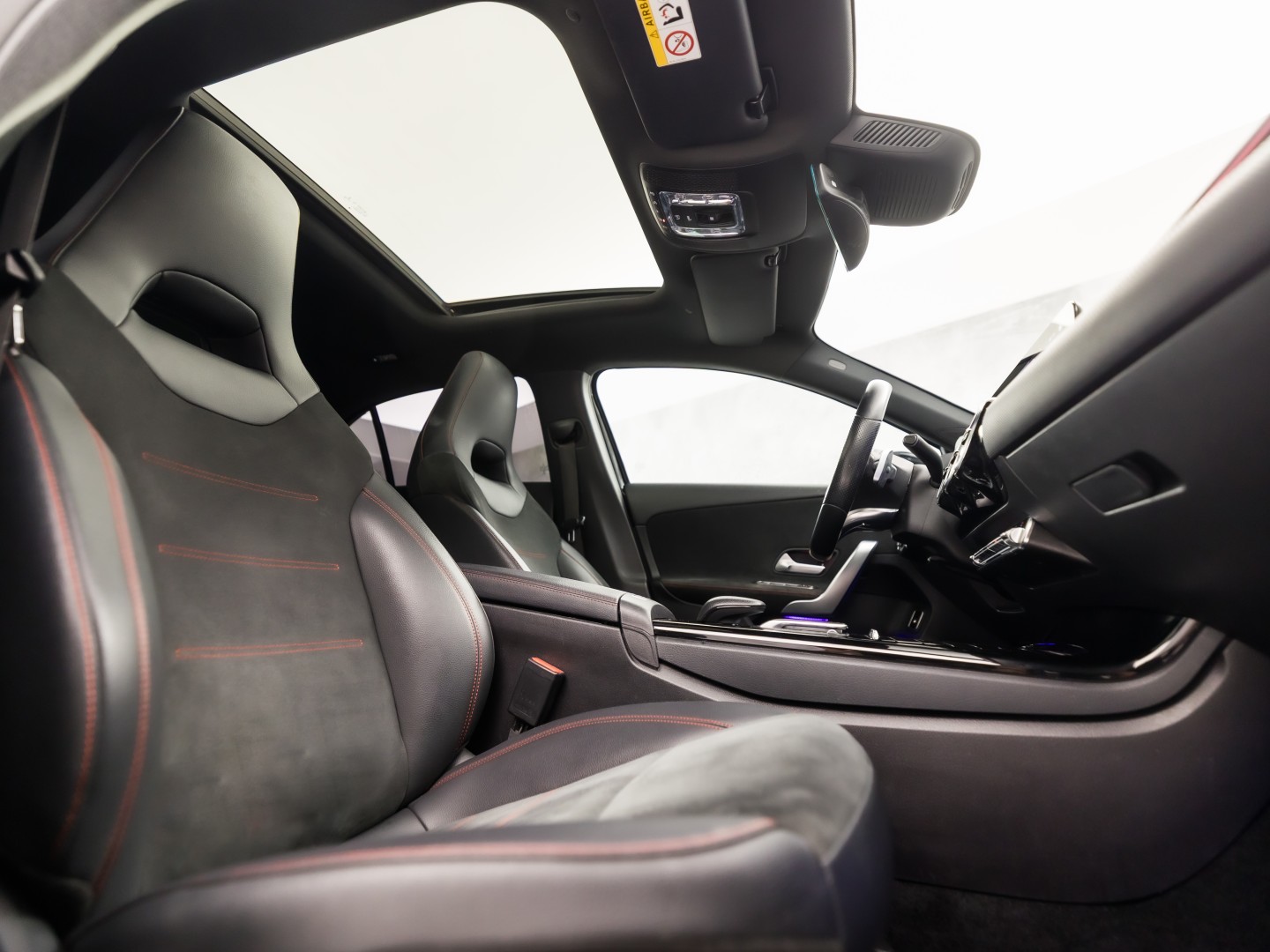 Mercedes-Benz A-Klasse 250 e AMG Sport 218Pk Automaat (PANORAMADAK, GROOT NAVI, SFEERVERLICHTING, CAMERA, GETINT GLAS, SPORTSTOELEN, LEDER/ALCANTARA, STOELVERWARMING, NIEUWSTAAT)