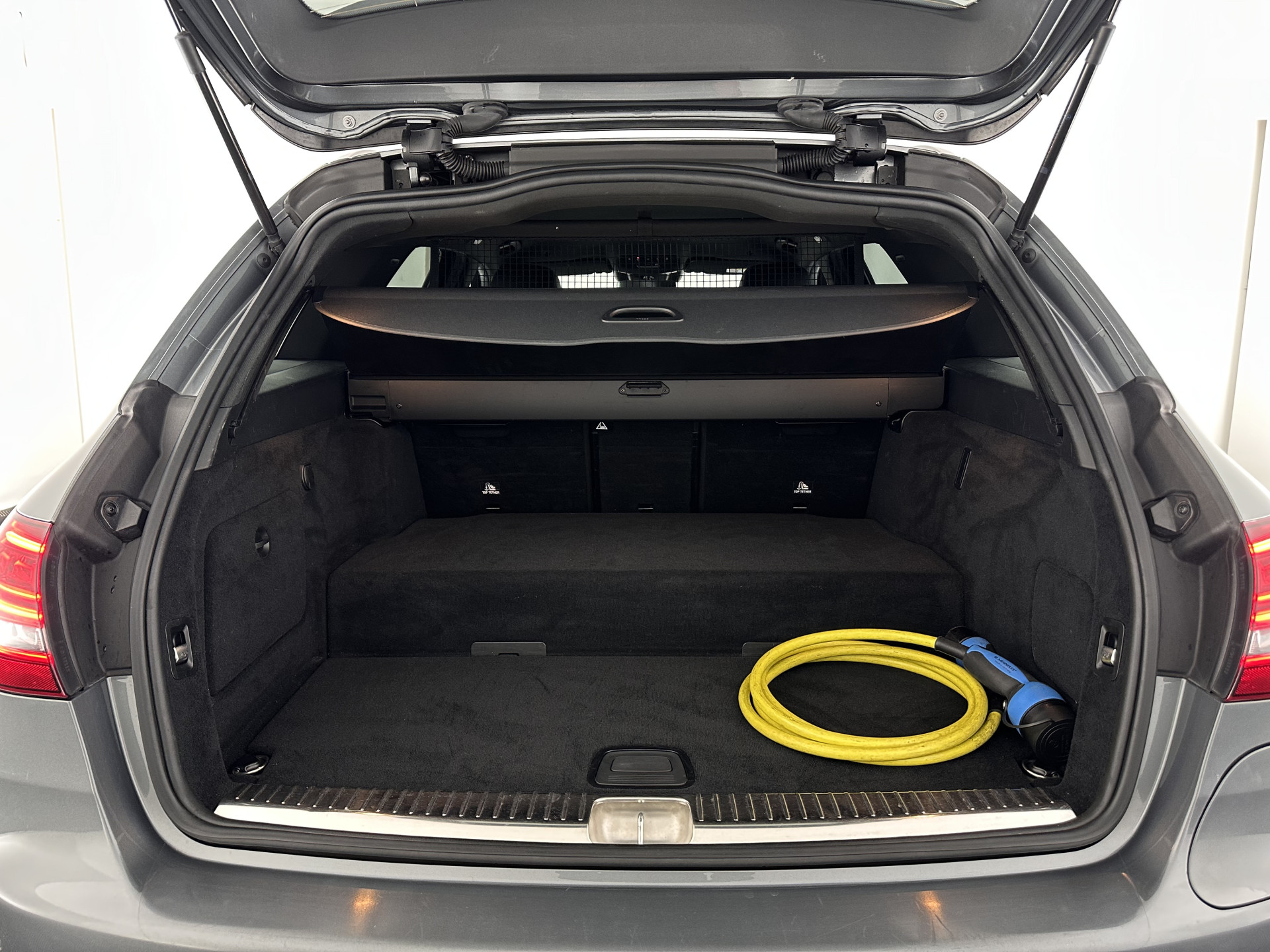 Mercedes-Benz C-klasse Estate 300 e AMG Limited Business Solution ( Plug-in ) (INCL-BTW) Aut. *LEATHER-ALCANTARA | FULL-LED | NAVI-FULLMAP | TOPVIEW | BLINDSPOT | PREMIUM-AUDIO | DAB | CARPLAY | AMBIENTLIGHT | DIGI-COCKPIT | SPORTSEATS | TOWBAR | 18"ALU*