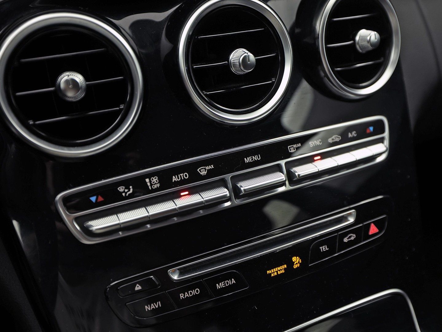 Mercedes-Benz C-Klasse 180 AMG Sport Automaat (GROOT NAVI, LEDER, STOELVERWARMING, GETINT GLAS, SPORTSTOELEN, CRUISE, NIEUWE APK, NIEUWSTAAT)
