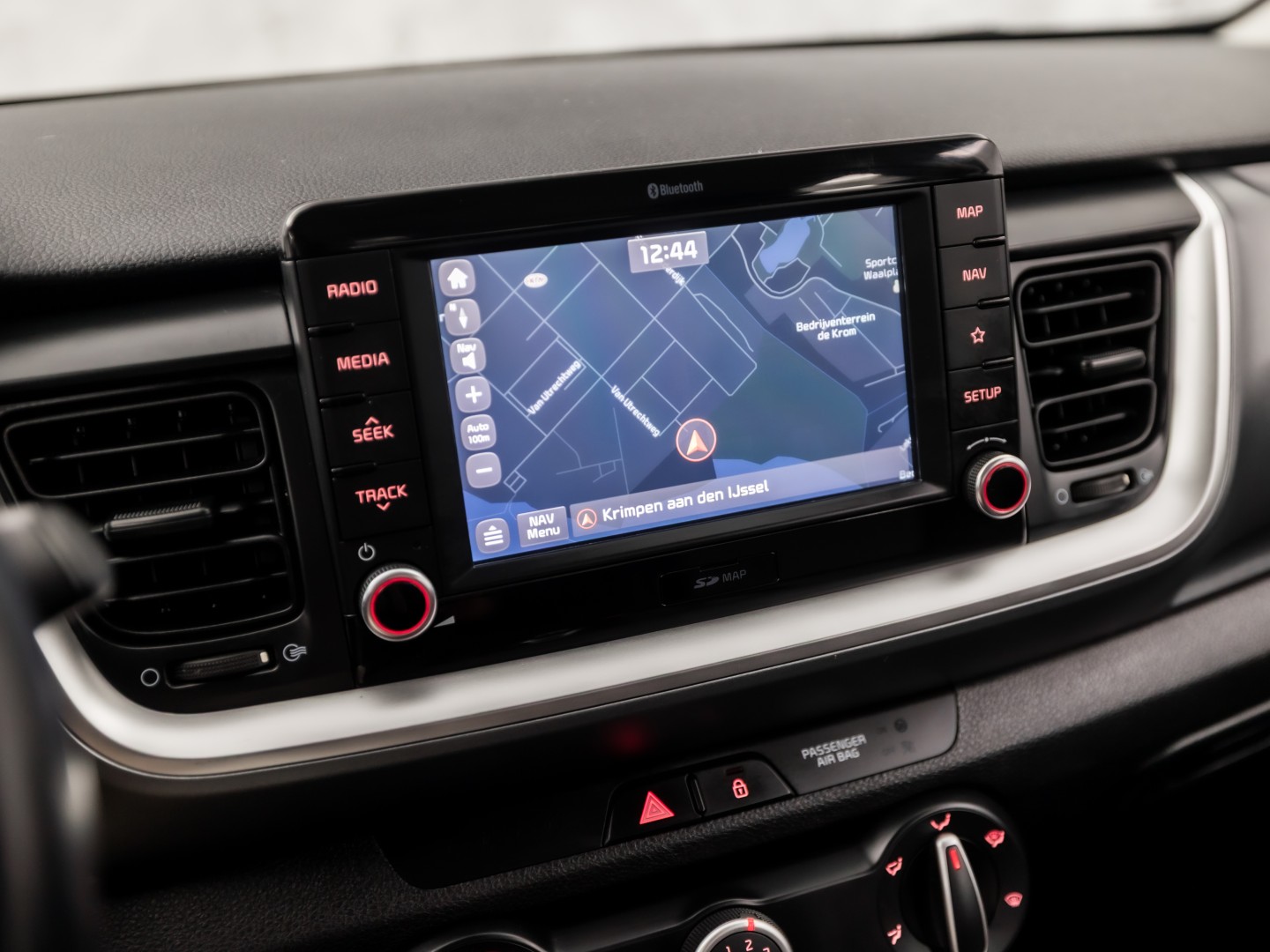 Kia Stonic 1.2 Navigator Sport (APPLE CARPLAY, NAVIGATIE, CAMERA, LM VELGEN, SPORTSTOELEN, PARKEERSENSOREN, ELEK RAMEN, NIEUWSTAAT)
