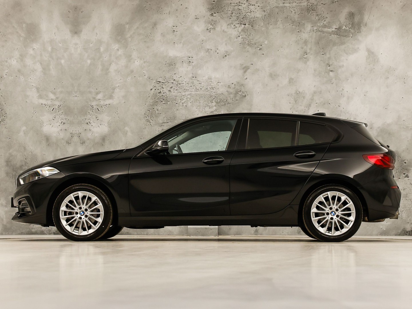 BMW 1 Serie 118i Sport Automaat (APPLE CARPLAY, DEALER ONDERHOUDEN, GROOT NAVI, CAMERA, STUUR/STOELVERWARMING, SPORTSTOELEN, TREKHAAK, GETINT GLAS, ELEK ACHTERKLEP, NIEUWSTAAT)