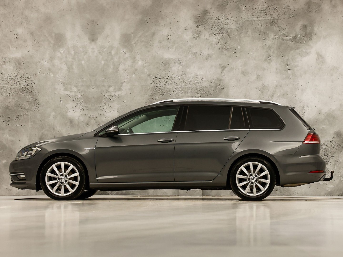 Volkswagen Golf Variant 1.5 TSI Highline 150Pk Automaat (VIRTUAL COCKPIT, APPLE CARPLAY, ALCANTARA, CAMERA, TREKHAAK, SPORTSTOELEN, GETINT GLAS, ADAPTIVE CRUISE, TREKHAAK, NIEUWSTAAT)