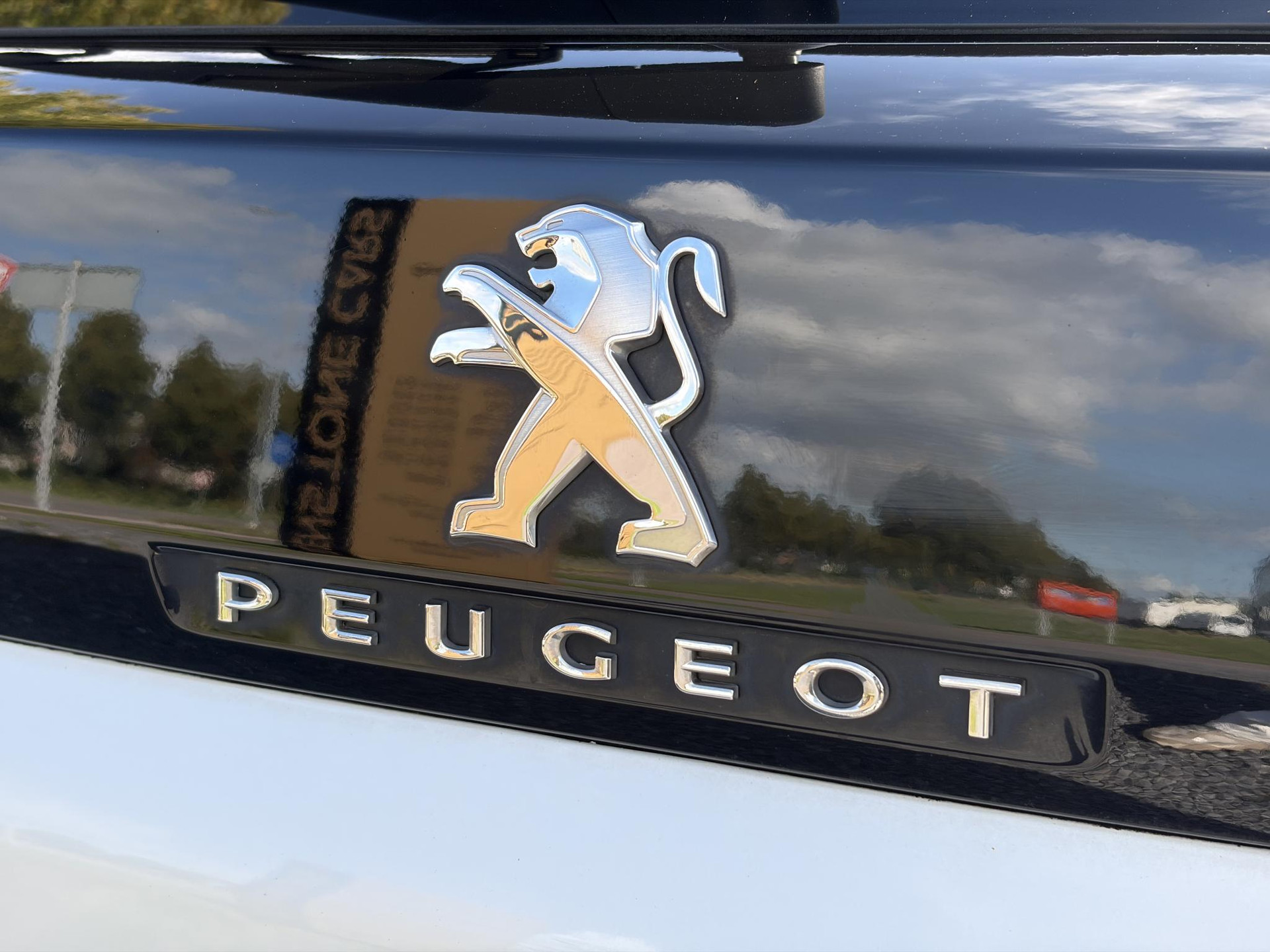 Peugeot 3008 1.2 PureTech Allure ✓1e Eigenaar✓D-riem vv 2024✓360° Camera✓Navi✓Trekhaak✓Carplay✓131pk✓Dealer Onderhouden✓Keyless✓Memory stoelen✓Halfleder✓Pdc V+A✓Stoelverw✓Dodehoeksensor✓17''Lm velgen✓N.A.P✓Apk tot 03-2027