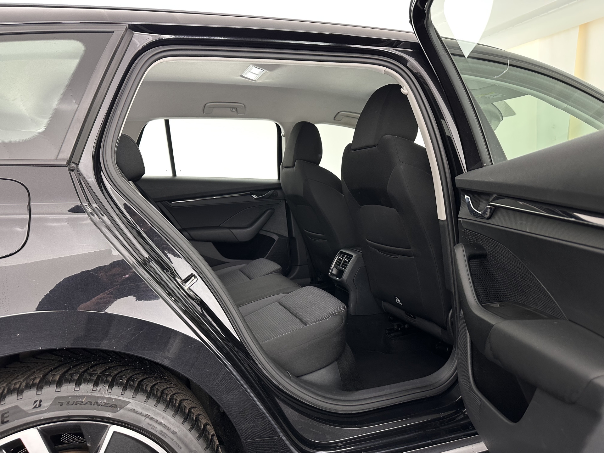 ŠKODA Octavia Combi 1.4 TSI iV PHEV Business Edition (Plug-in) (INCL-BTW) *FULL-LED | DIGI-COCKPIT | COMFORTSEATS | NAVI-FULLMAP | PRIVACY-GLASS | DAB | SHIFTPADDLES | ECC | PDC | CRUISE | TOWBAR | 18''ALU*