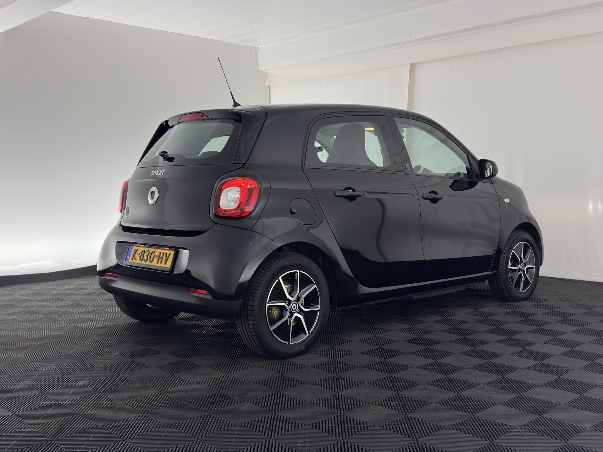 Smart forfour EQ Essential 18 kWh [ 3-Fase ] {SOH-95%} (INCL.BTW) *FULL-LEATHER | AIRCO | CRUISE | COMFORT-SEATS | 15''ALU*