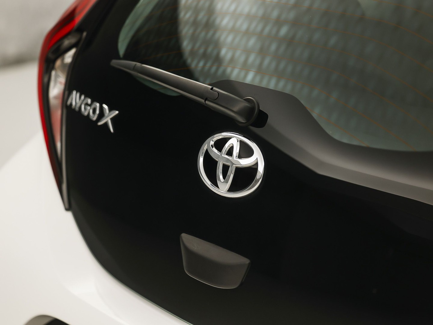 Toyota Aygo 1.0 VVT-i MT Play (APPLE CARPLAY, NAVIGATIE, ADAPTIVE CRUISE, SPORTSTOELEN, LANE ASSIST, CAMERA, NIEUWSTAAT)