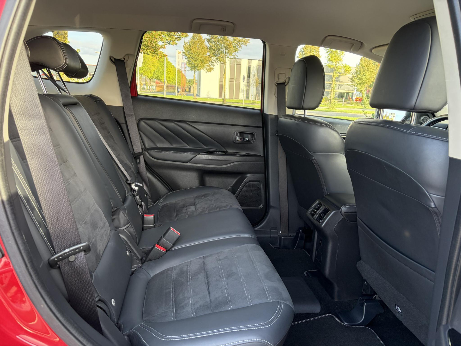 Mitsubishi Outlander 2.4 PHEV Intense ✓1e Eigenaar✓Trakhaak✓SOH 67%✓Carplay✓Camera✓Alcantara-Leder✓Stoelverw-Stoelverkoeling✓Clima✓Cruise✓Pdc V+A✓Keyless✓Net beurt gehad✓18" Lmv✓N.A.P✓Apk tot 10-2027