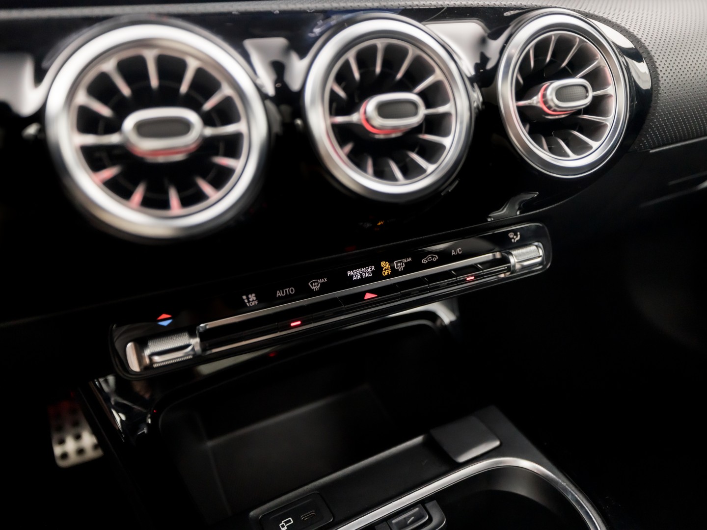 Mercedes-Benz A-Klasse 200 AMG Sport 163Pk Automaat (PANORAMADAK, GROOT NAVI, SFEERVERLICHTING, CAMERA, STOELVERWARMING, SPORTSTOELEN, GETINT GLAS, LEDER/ALCANTARA, NIEUWSTAAT)