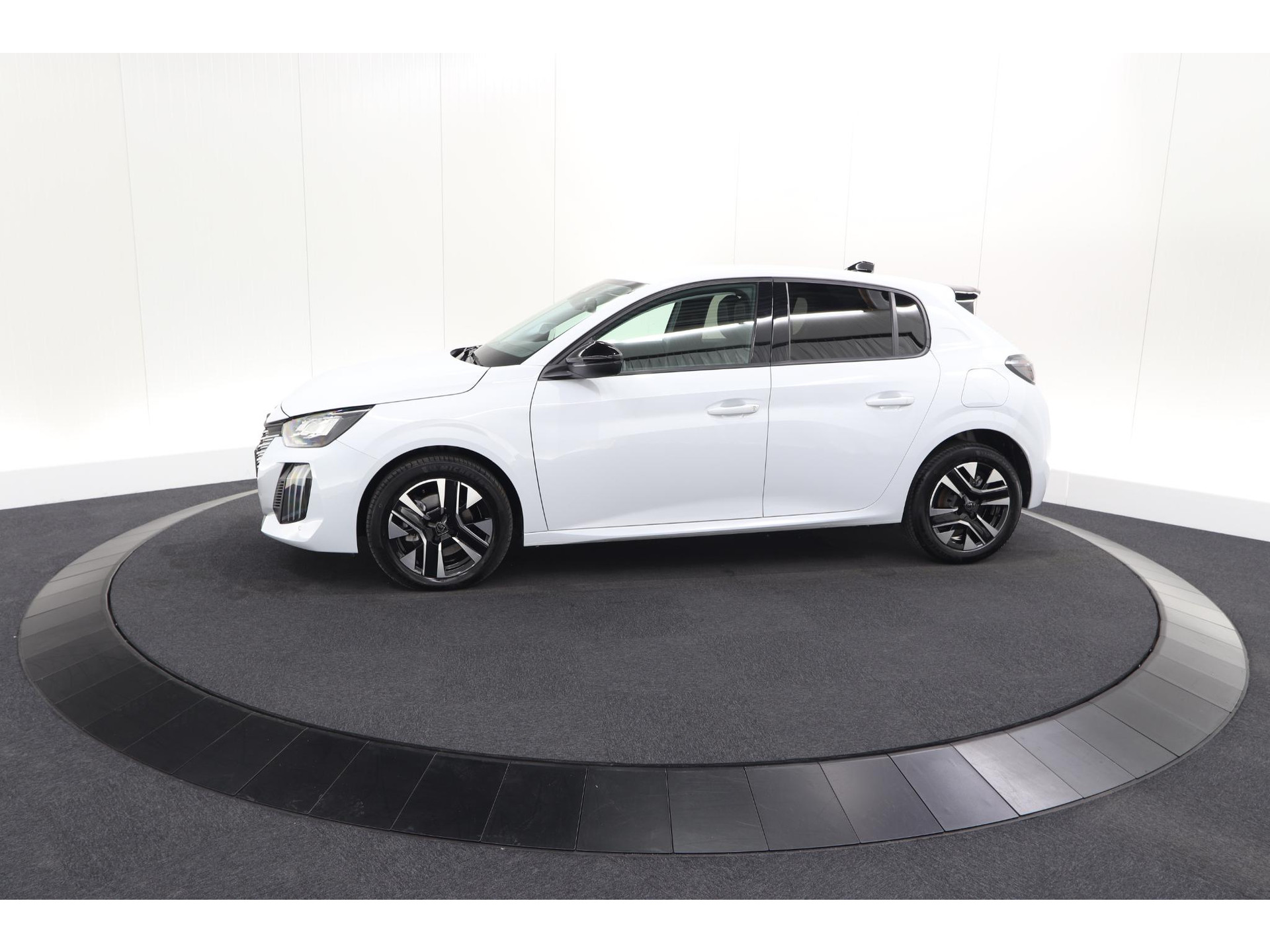 Peugeot 208 1.2 Hybrid 110 e-DCS6 Allure | Climate Control | Apple Carplay | Parkeersensoren