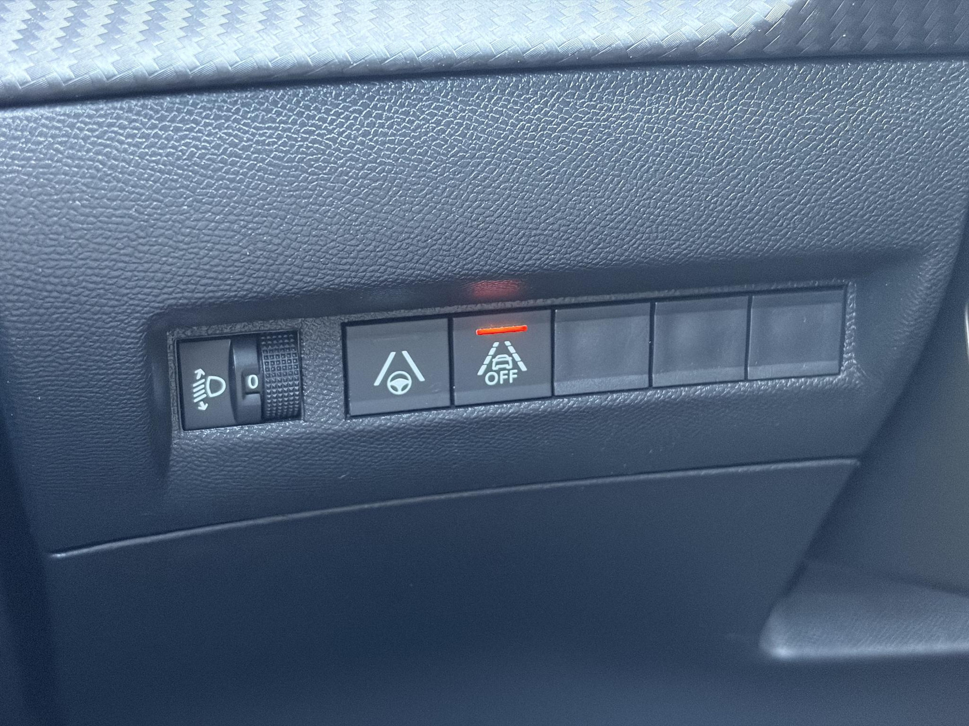 Peugeot 2008 1.2 PureTech Allure ✓Recent beurt gehad✓D-riem vv in 06-2025✓360° Camera✓Draadloze telefoonlader✓Carplay✓Keyless✓Automaat✓Trekhaak✓Halfleder✓Navi✓Clima✓Cruise✓131pk✓Lm velgen✓2e Eigenaar✓Pdc V+A✓Rijstrooksensor✓N.A.P✓Apk tot 04-2028
