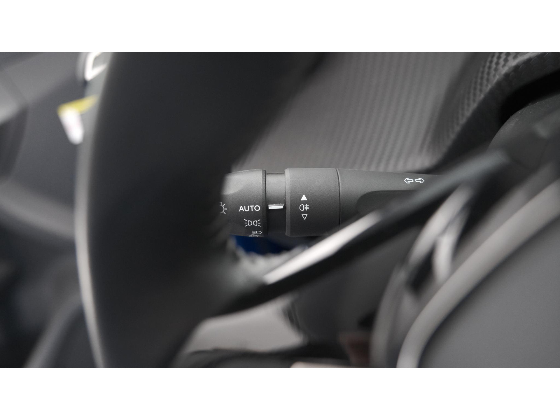 Peugeot 2008 PureTech 130 Allure | Trekhaak | Camera | Apple Carplay | Stoelverwarming | Parkeersensoren