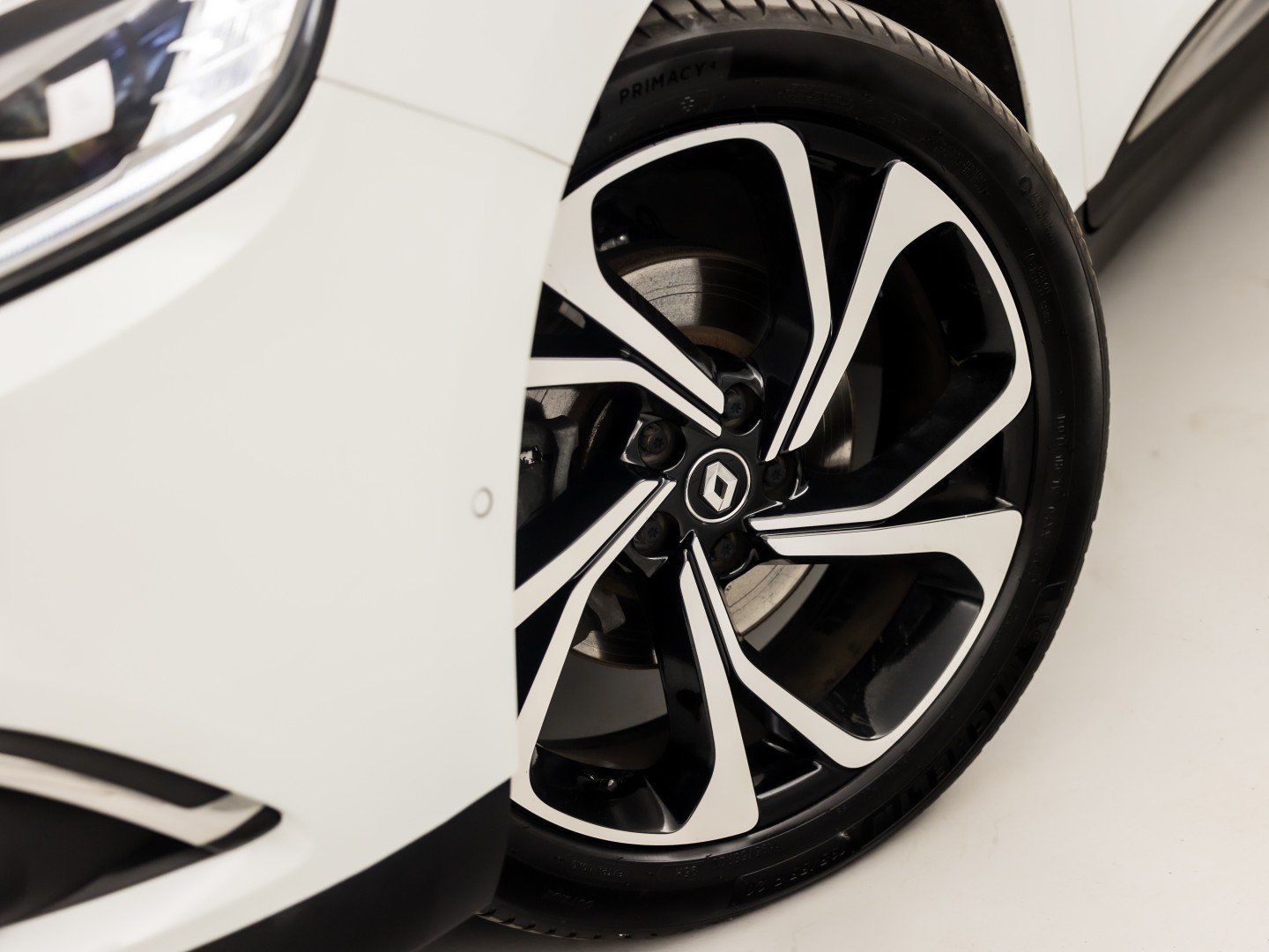 Renault Grand Scénic 1.3 TCe Bose 7 Persoons (PANORAMADAK, APPLE CARPLAY, GROOT NAVI, LEDER, SPORTSTOELEN, GETINT GLAS, BOSE AUDIO, CAMERA, NIEUWE APK, NIEUWSTAAT)