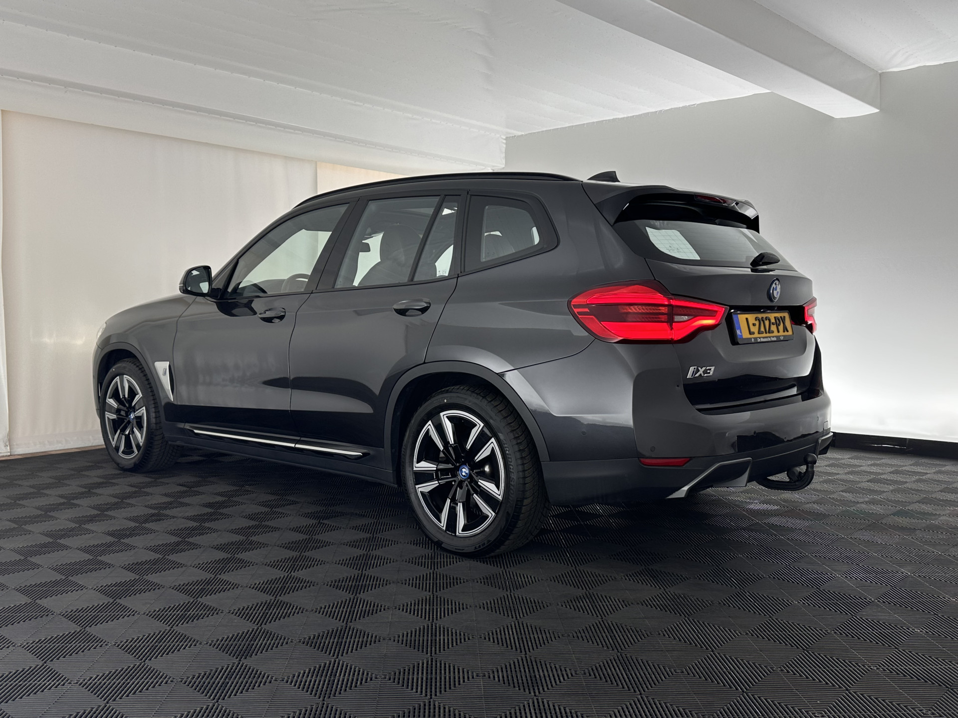 BMW iX3 High Executive 80 kWh [ 3-Fase-11kW ] {SOH-99%} (INCL-BTW) Aut. *HEATPUMP | PANO | LEATHER | HARMAN/KARDON | FULL-LED | BLINDSPOT | MEMORY-PACK | DIGI-COCKPIT | HEATED-SPORTSEATS | KEYLESS | TOPVIEW | DAB+ | NAVI-FULLMAP | HEAD-UP | ...