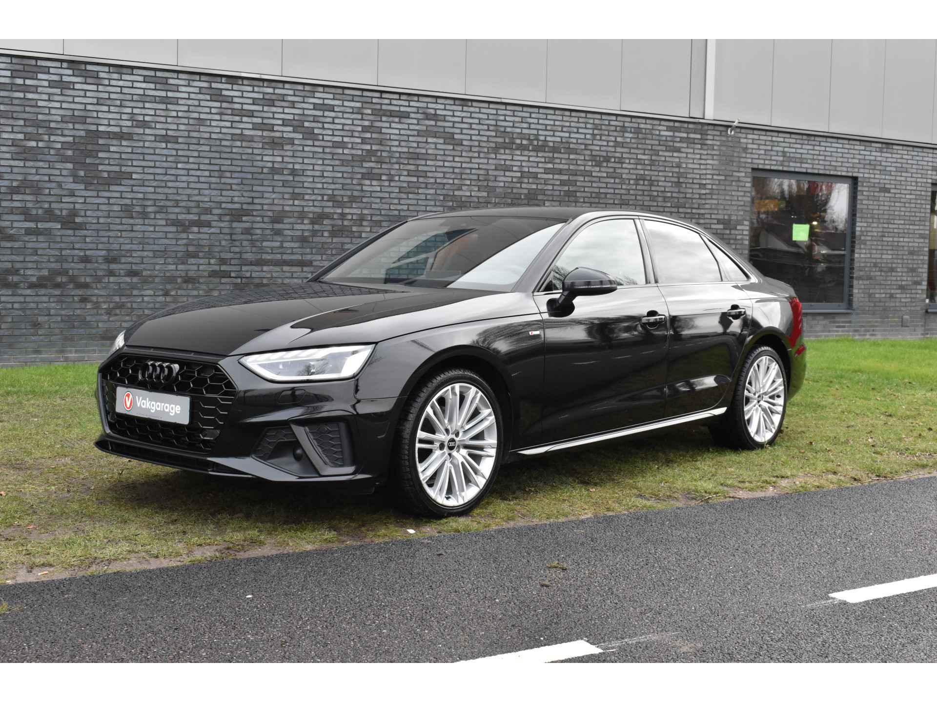 Audi A4 Limousine 35 TFSI S-line 2.0 Mild Hybrid S-line black-line Automaat Leder interieur