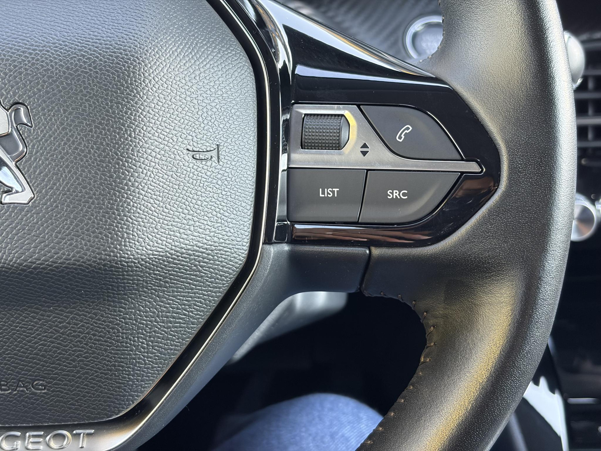 Peugeot 208 1.2 PureTech Allure ✓D-riem vv in 10-2025✓1e Eigenaar✓360° Camera✓Carplay✓Navi✓101pk✓LED✓Clima✓Cruise✓6 Bak✓Pdc✓Lm velgen✓Halfleder✓Recent beurt gehad✓N.A.P✓Apk tot 08-2028