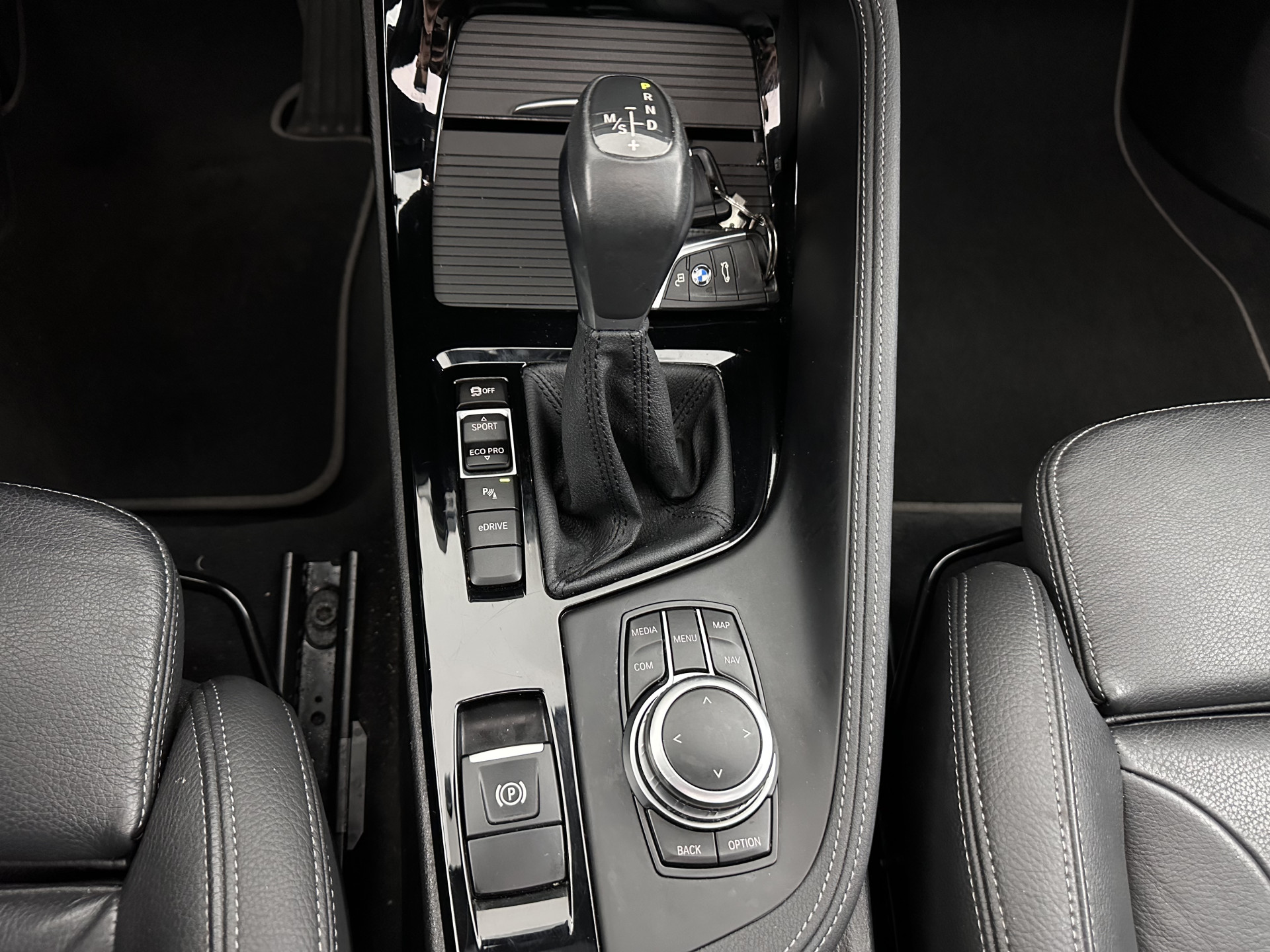 BMW X1 xDrive25e Sportline Business Edition Plus (Plug-In) (INCL-BTW) Aut. *PANO | LEATHER | FULL-LED | HEATED-SPORTSEATS | HIFI-SYSTEM | CAMERA | PRIVACYGLASS | NAVI-FULLMAP | ECC | HEAD-UP | PDC | KEYLESS | DAB | CRUISE | TOWBAR | AMBIENTLIGHT | 18