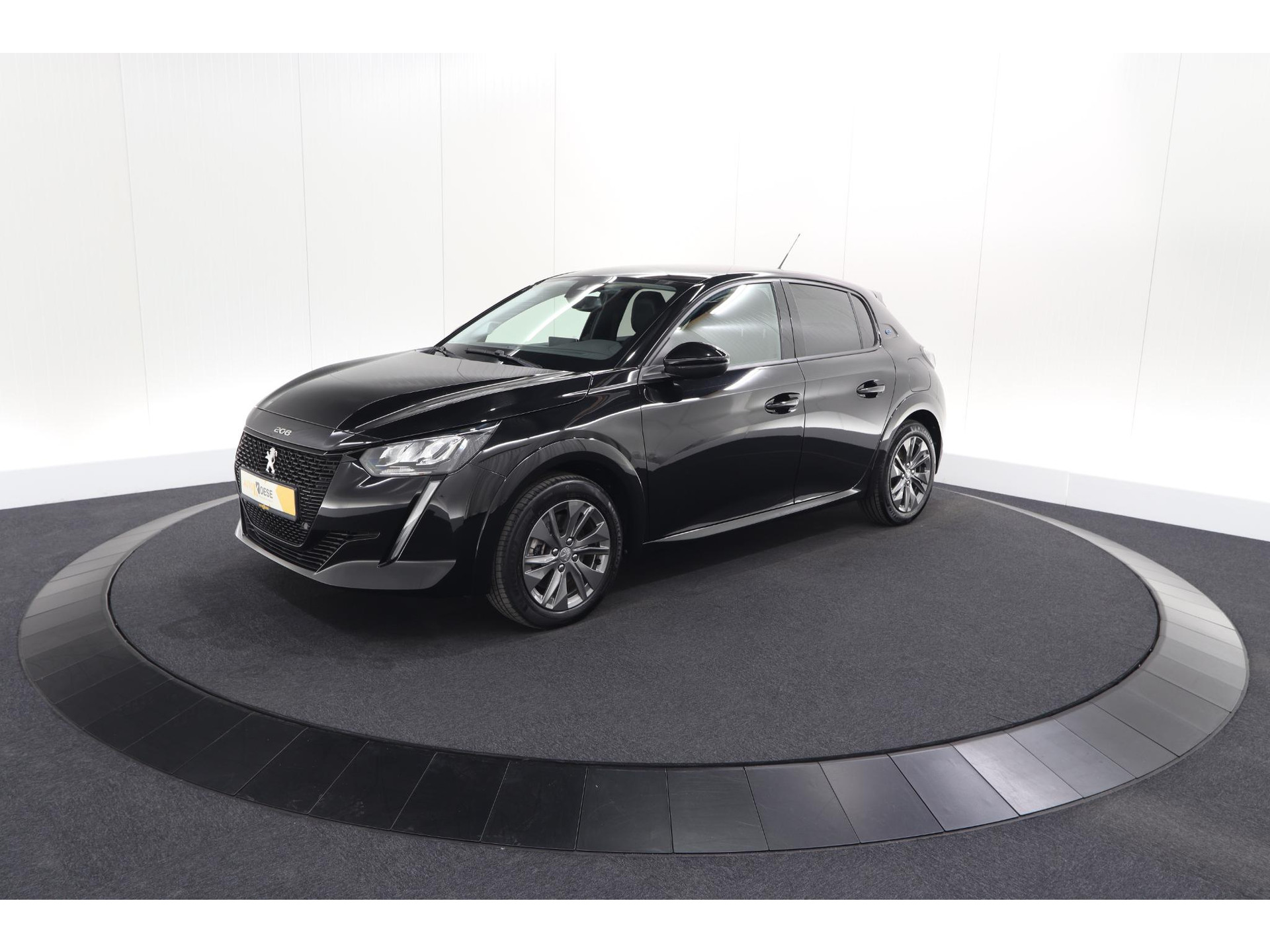 Peugeot e-208 EV Allure 50 kWh | 98,9% SOH | Camera | Navigatie | Parkeersensoren | Stoelverwarming
