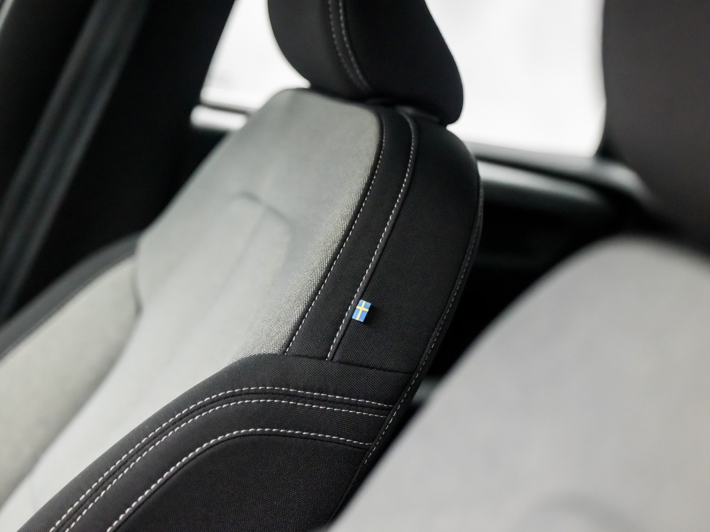 Volvo XC40 1.5 T4 Recharge Inscription 211Pk Automaat (APPLE CARPLAY, STUUR/STOELVERWARMING, MEMORY SEATS, CAMERA, STOELVERWARMING ACHTER, KEYLESS, GETINT GLAS, ELEK ACHTERKLEP, ZWART HEMEL, NIEUWSTAAT)