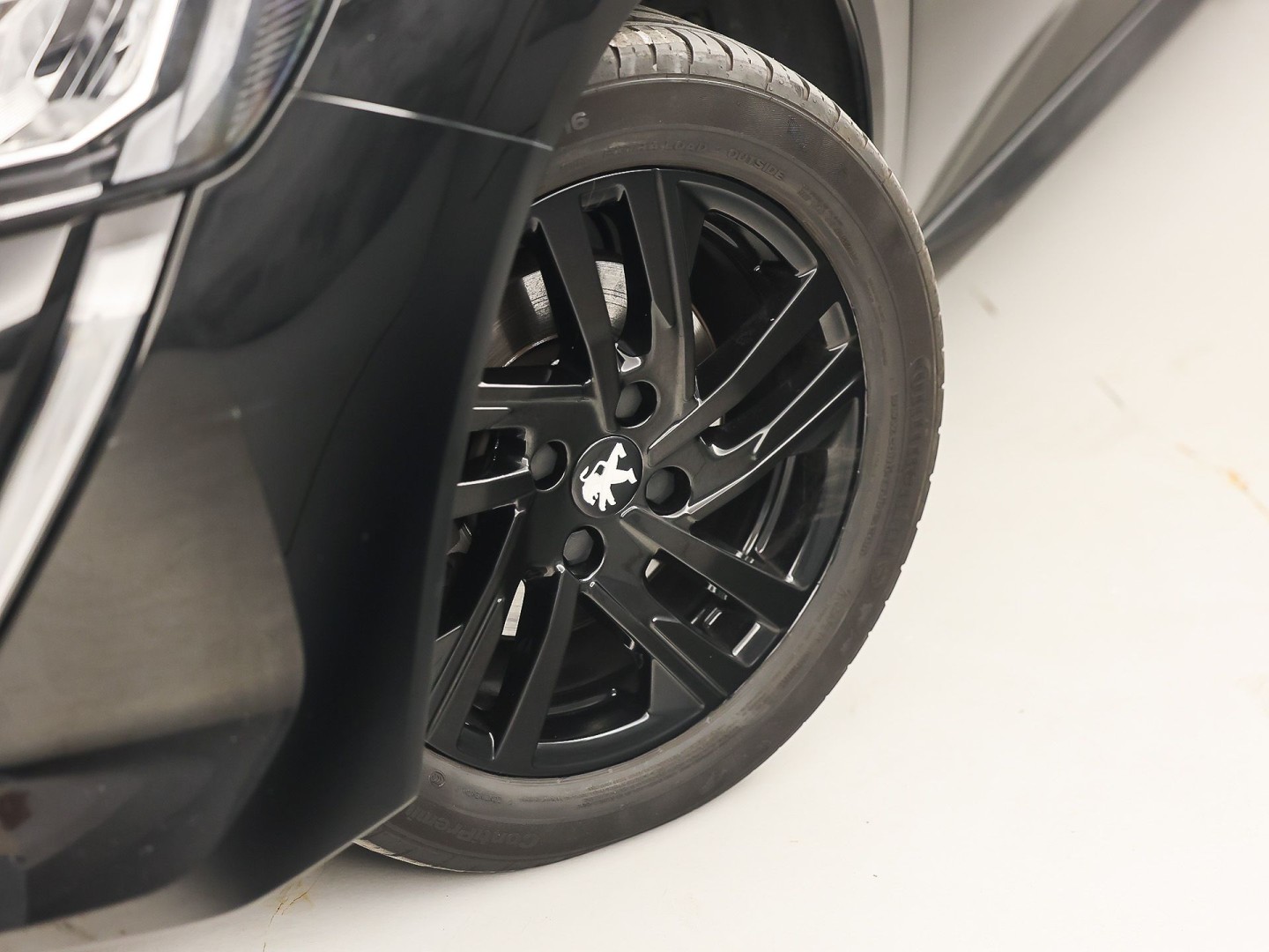 Peugeot 208 1.2 PureTech Allure Pack Automaat (VIRTUAL COCKPIT, BLACK PACK, APPLE CARPLAY, GROOT NAVI, 360 CAMERA, SPORTSTOELEN, GETINT GLAS, LM VELGEN, NIEUWSTAAT)