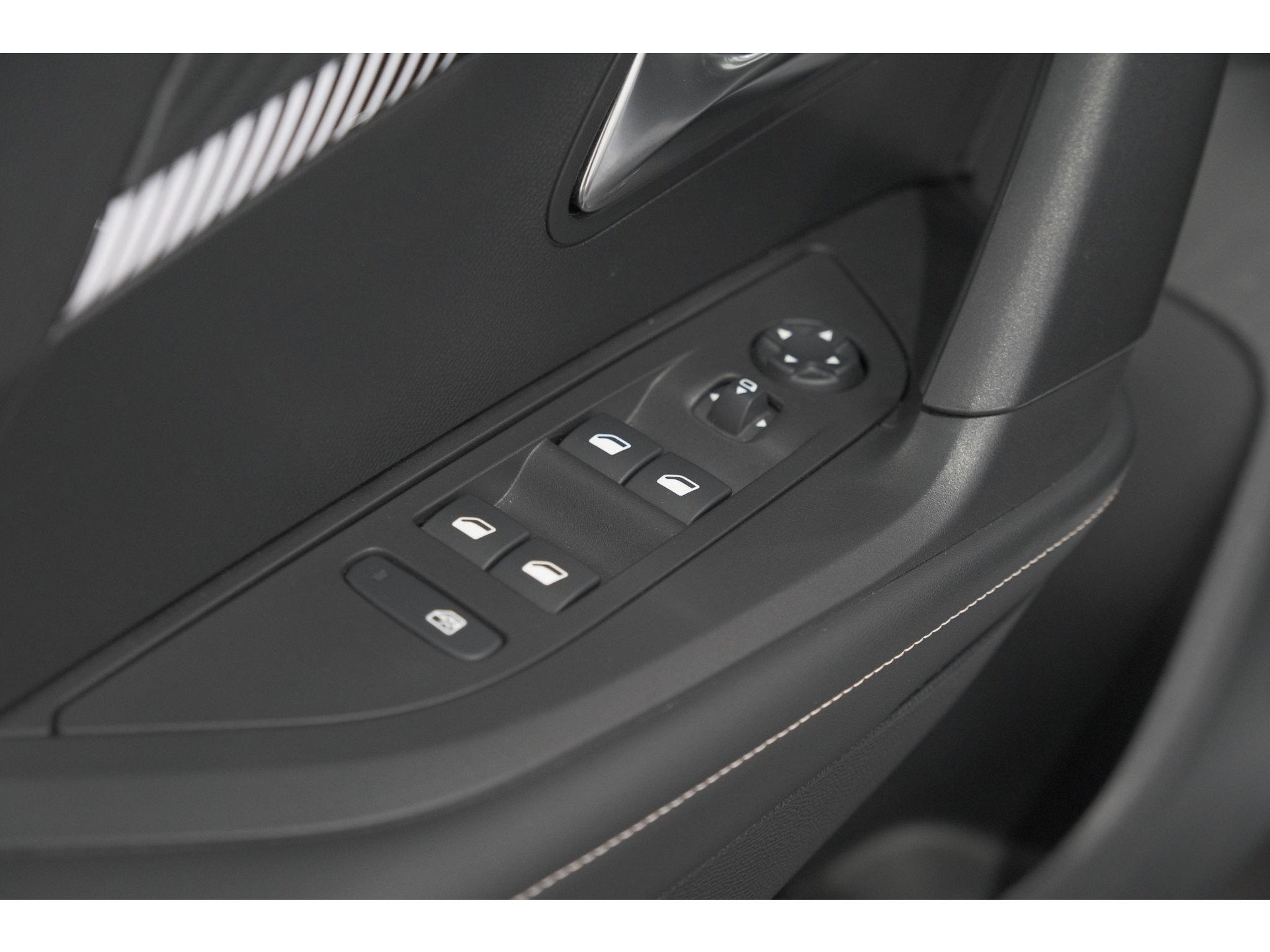 Peugeot 2008 PureTech 130 EAT8 Allure | 360 Camera | Dodehoekdetectie | Apple Carplay | Navigatie