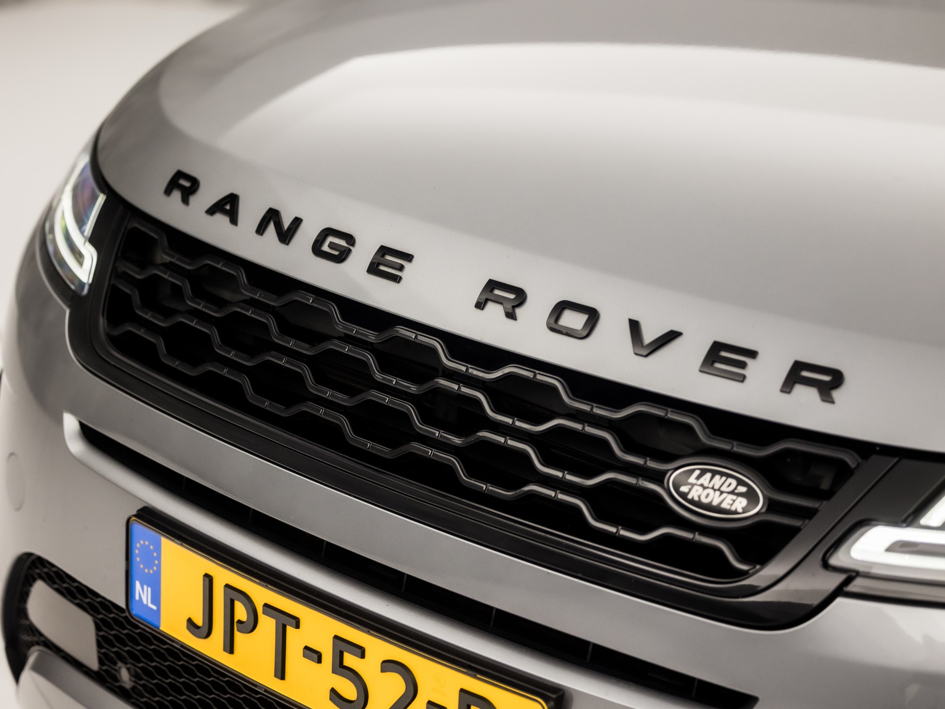 Land Rover Range Rover Evoque 1.5 P300e AWD R-Dynamic SE 309Pk Automaat (PANORAMADAK, APPLE CARPLAY, 360 CAMERA, MERIDIAN AUDIO, MEMORY SEATS, STUUR/STOELVERWARMING, ADAPTIVE CRUISE, VIRTUAL DASHBOARD, NIEUWSTAAT)