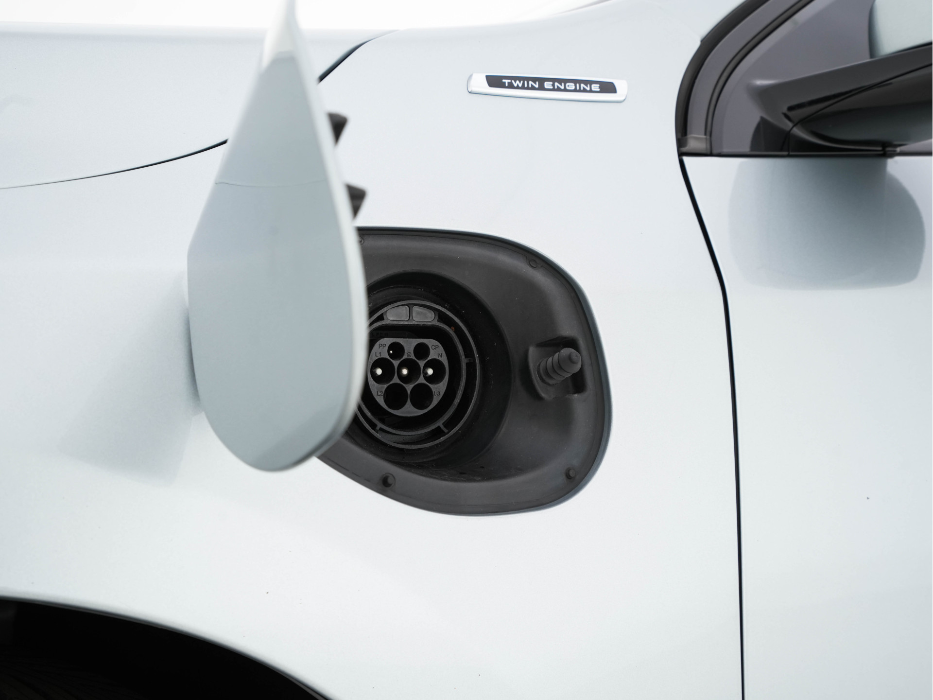 Volvo V60 2.4 D6 AWD Twin Engine Summum Aut. *PANO | NAVI-FULLMAP | LEATHER | BI-XENON | CAMERA |  ECC | PDC | CRUISE | SPORT-SEATS | PRIVACY-GLASS | TOWBAR | MEMORY-PACK | HEATED-COMFORTSEATS | 18"ALU*