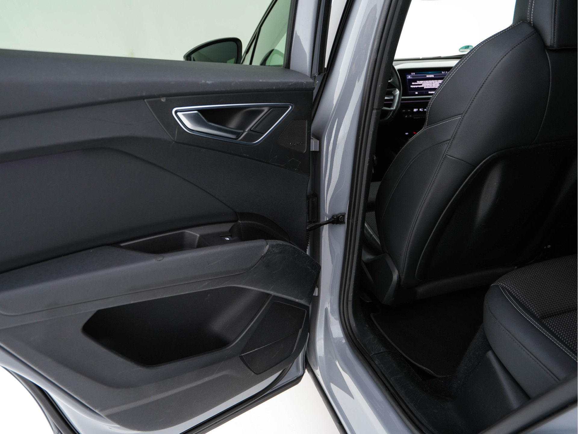 Audi Q4 e-tron 40 S-line Launch edition Competition 77 kWh [ 3-Fase-11kW ] {SOH-93%} (INCL-BTW) *HEATPUMP | LEATHER-FABRIC | SONOS-AUDIO | MATRIX-LED | ADAPTIVE-CRUISE | HEATED-SPORTSEATS | AMBIENTLIGHT | DIGI-COCKPIT | CAMERA | KEYLESS | DAB+ | NAVI-FULL