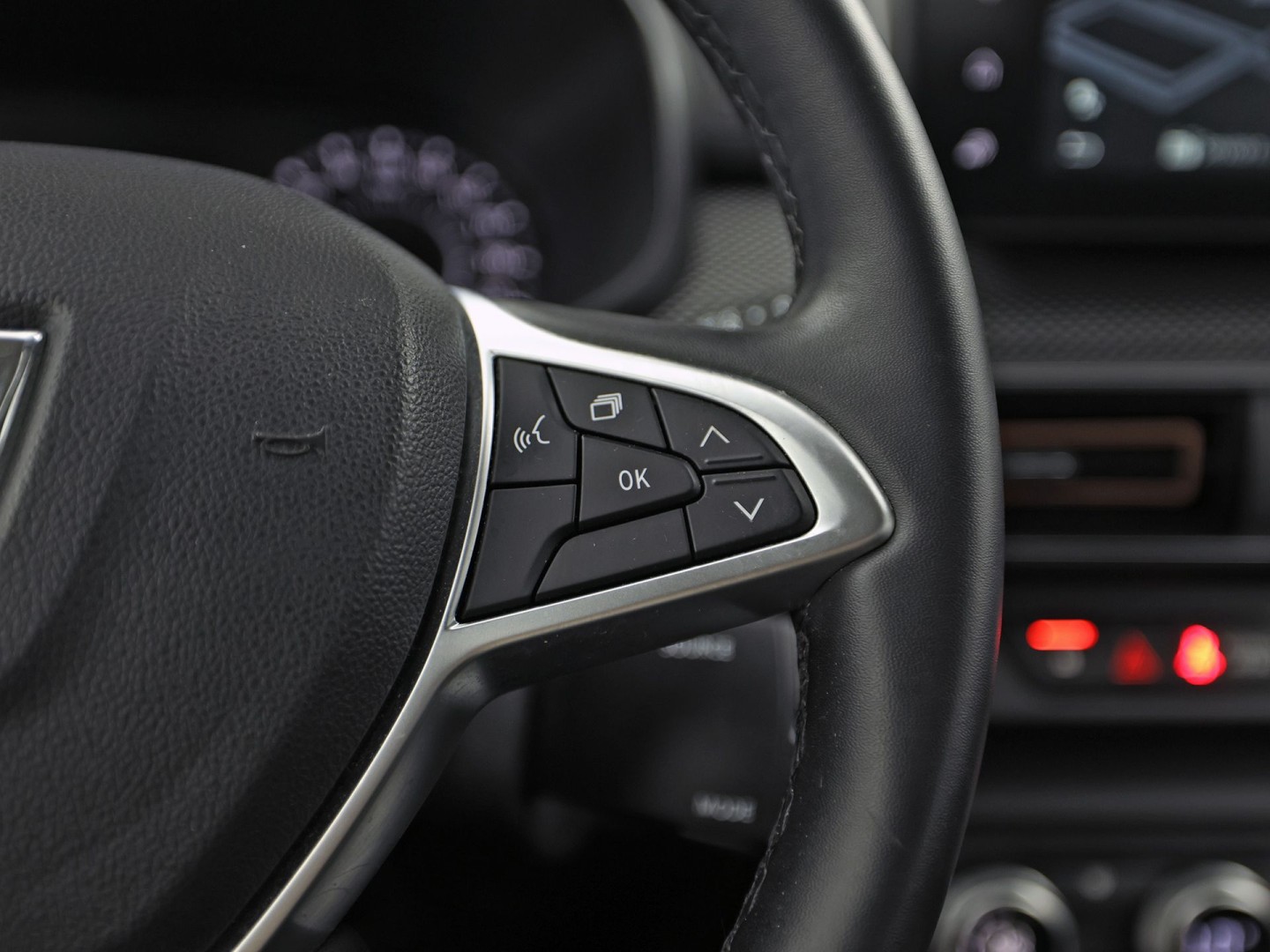 Dacia Sandero 1.0 TCe 100 Bi-Fuel Comfort (GROOT NAVI, CLIMATE, CAMERA, LM VELGEN, KEYLESS, SPORTSTOELEN, CRUISE, TREKHAAK, NIEUWSTAAT)