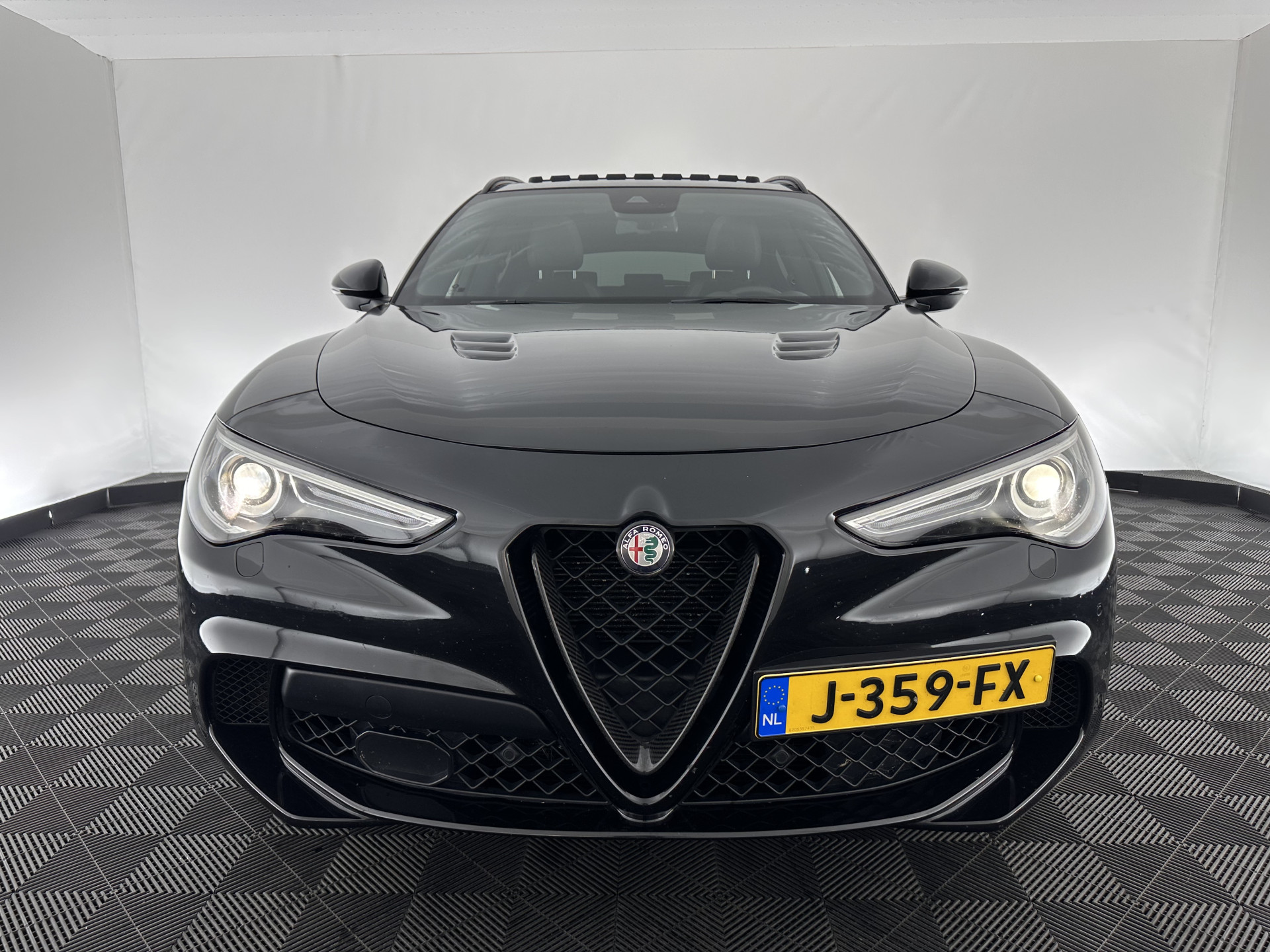 Alfa Romeo Stelvio 2.9 V6 AWD Quadrifoglio (INCL-BTW) Aut. *PANO | LEATHER-ALCANTARA | XENON | ADAPTIVE-CRUISE | BLIND-SPOT | HARMAN/KARDON | MEMORY-PACK | HEATED-SPORTSEATS | DAB+ | KEYLESS | CARPLAY | NAVI-FULLMAP | CARBON-INLAY |..