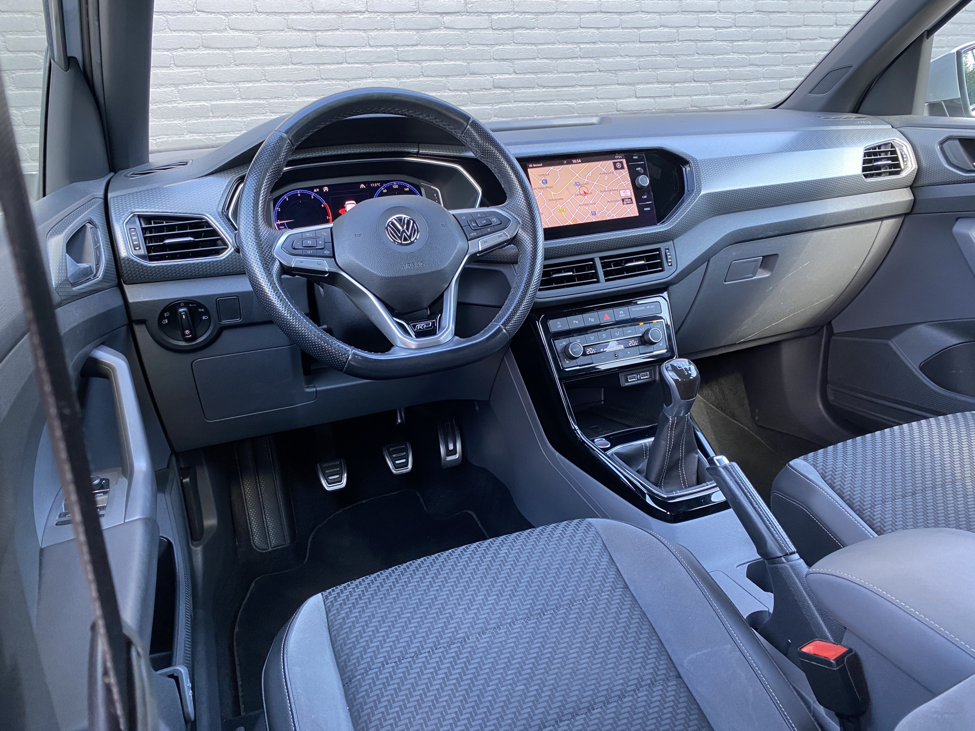 Volkswagen T-Cross 1.0 TSI R Line 116 pk | dealer onderh. | virtual cockpit | navigatie | camera | stoelverwarming | apple carplay | keyless go