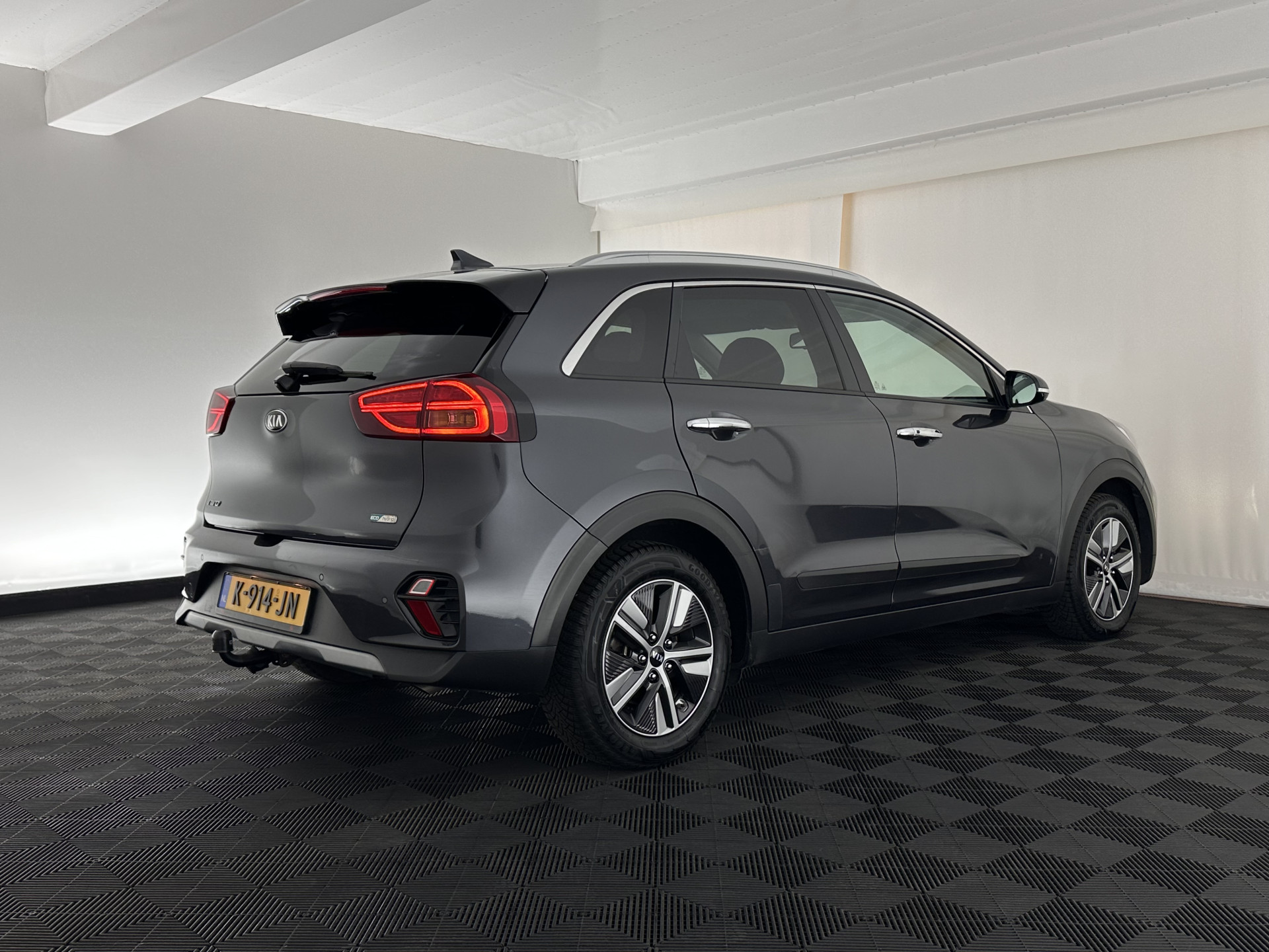 Kia Niro 1.6 GDi Hybrid Dynamic Plus Line (INCL-BTW) Aut. *LEATHER | FULL-LED | ADAPTIVE-CRUISE | BLINDSPOT | HEATED-COMFORTSEATS | CAMERA | KEYLESS | NAVI-FULLMAP | AMBIENTLIGHT | LANE-ASSIST | TOWBAR | 16''ALU*