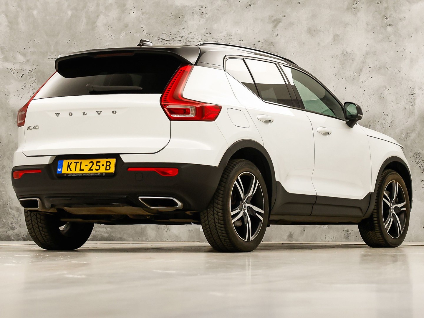 Volvo XC40 1.5 T5 Twin Engine R-Design 252Pk Automaat (PANORAMADAK, GROOT NAVI, CAMERA, HARMAN/KARDON, SPORTSTOELEN, LEDER/ALCANTARA, ELEK ACHTERKLEP, NIEUWE APK,  NIEUWSTAAT)