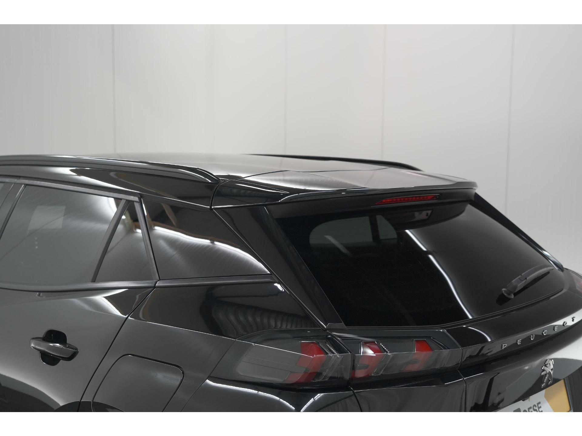 Peugeot 2008 PureTech 130 EAT8 Allure | Trekhaak | Camera | Navigatie | Apple Carplay