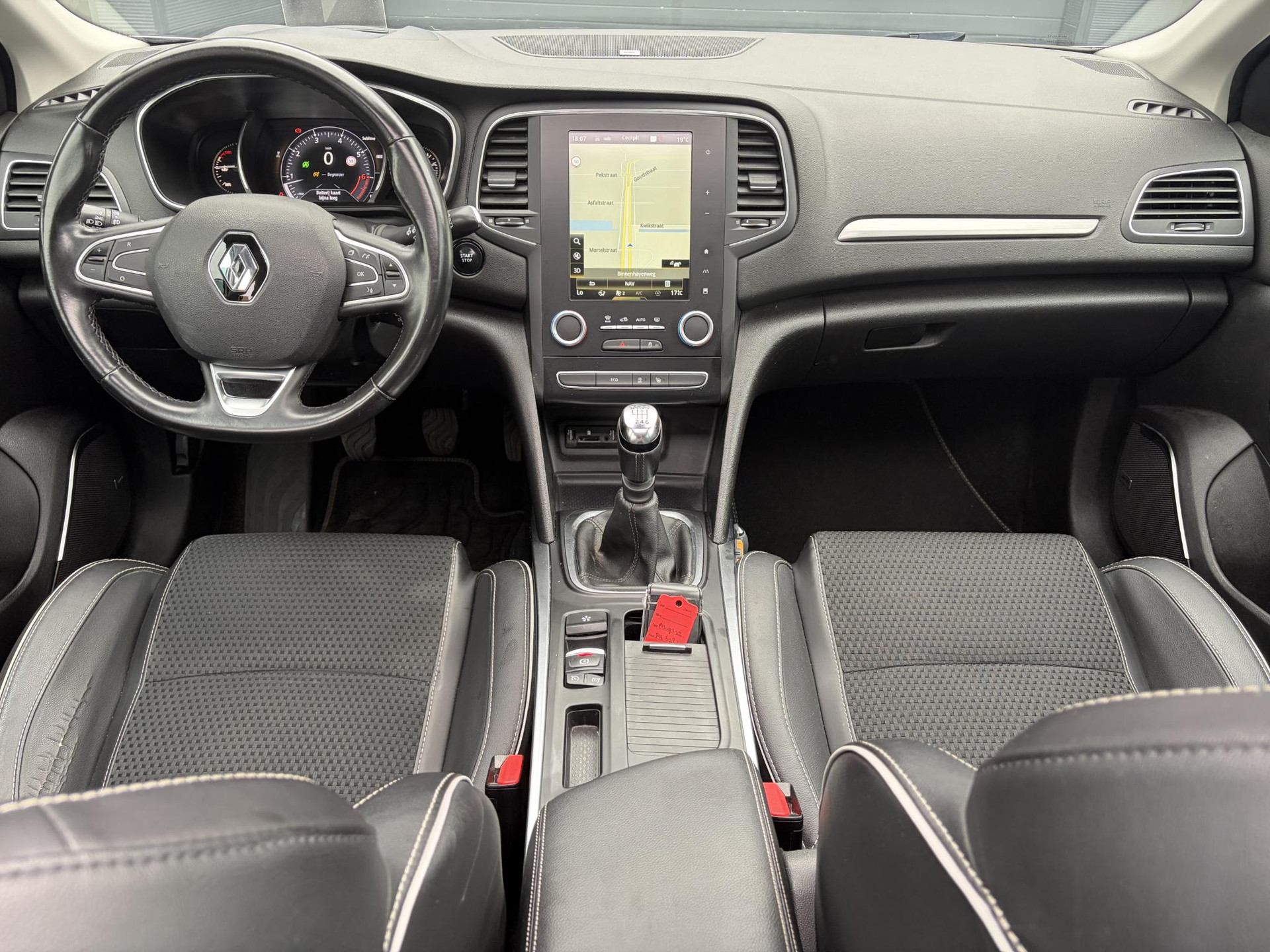 Renault Mégane Estate 1.2 TCe Bose ✓2 Eigenaar✓Pano✓Camera✓Net beurt gehad✓Navi✓Keyless✓Clima✓Cruise✓Leder✓131pk✓Pdc V+A✓6 Bak✓Rijstrooksensor✓Dodehoeksensor✓17'' Lm velgen✓N.A.P✓Apk tot 09-2027